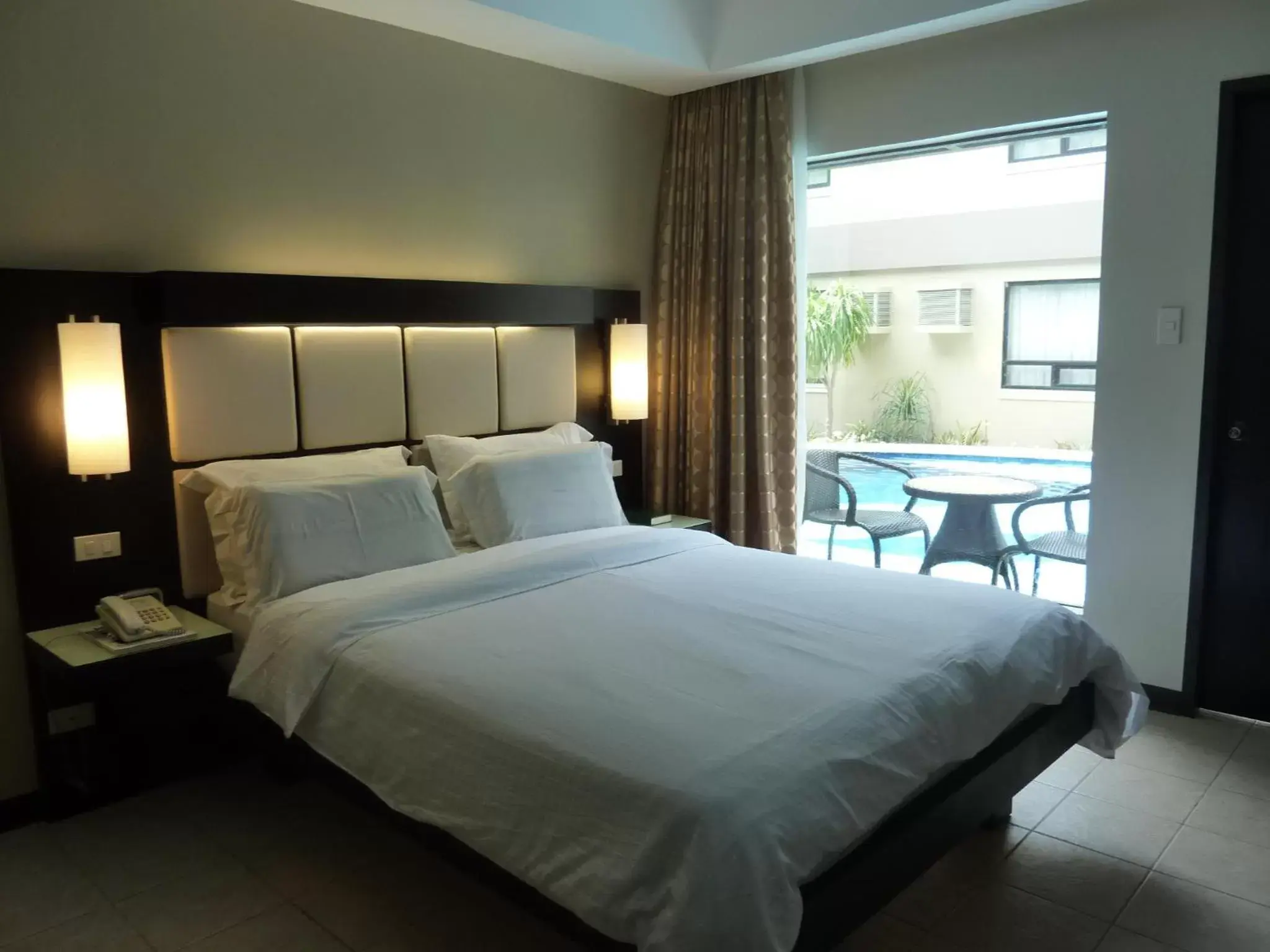 Day, Bed in Circle Inn Hotel and Suites Bacolod