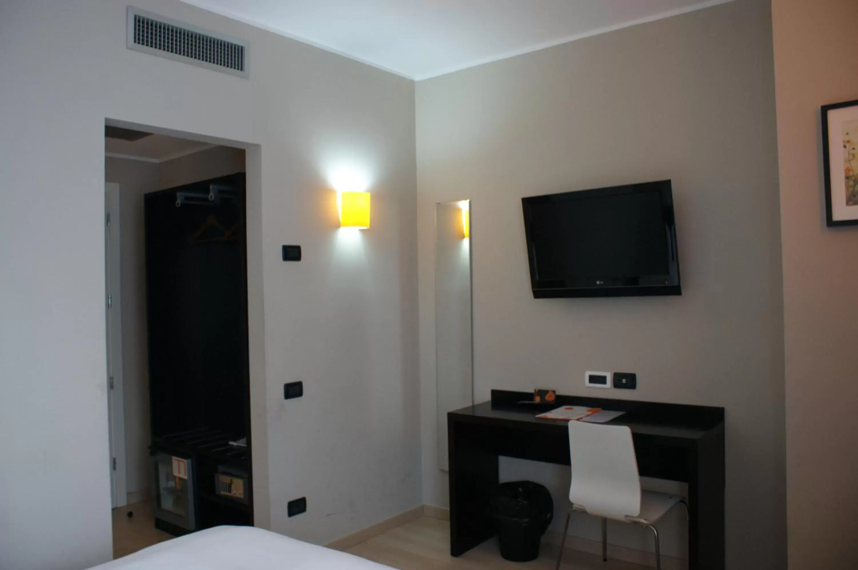 TV and multimedia, TV/Entertainment Center in Hotel Aniene