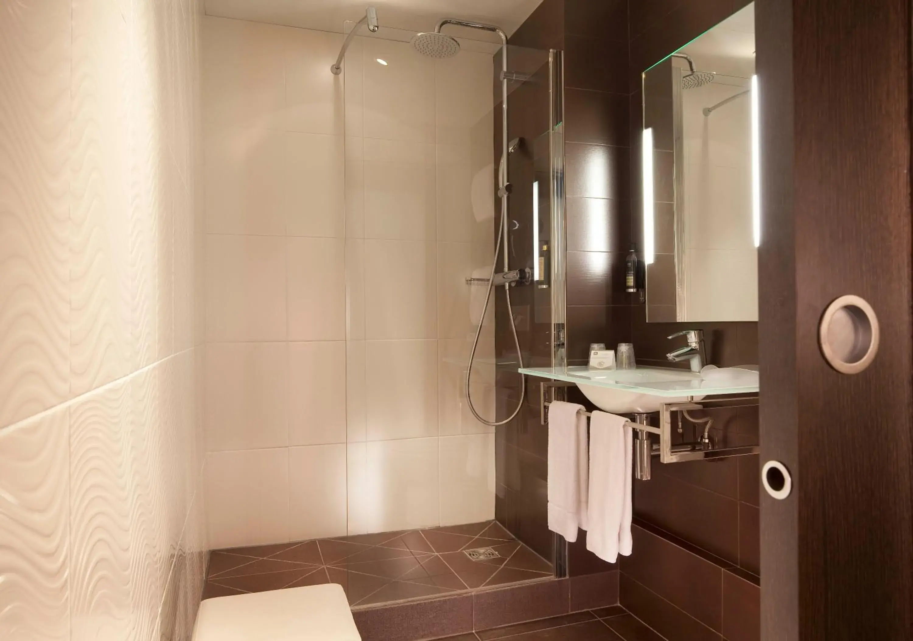 Shower, Bathroom in Hotel Best Western Anjou Lafayette