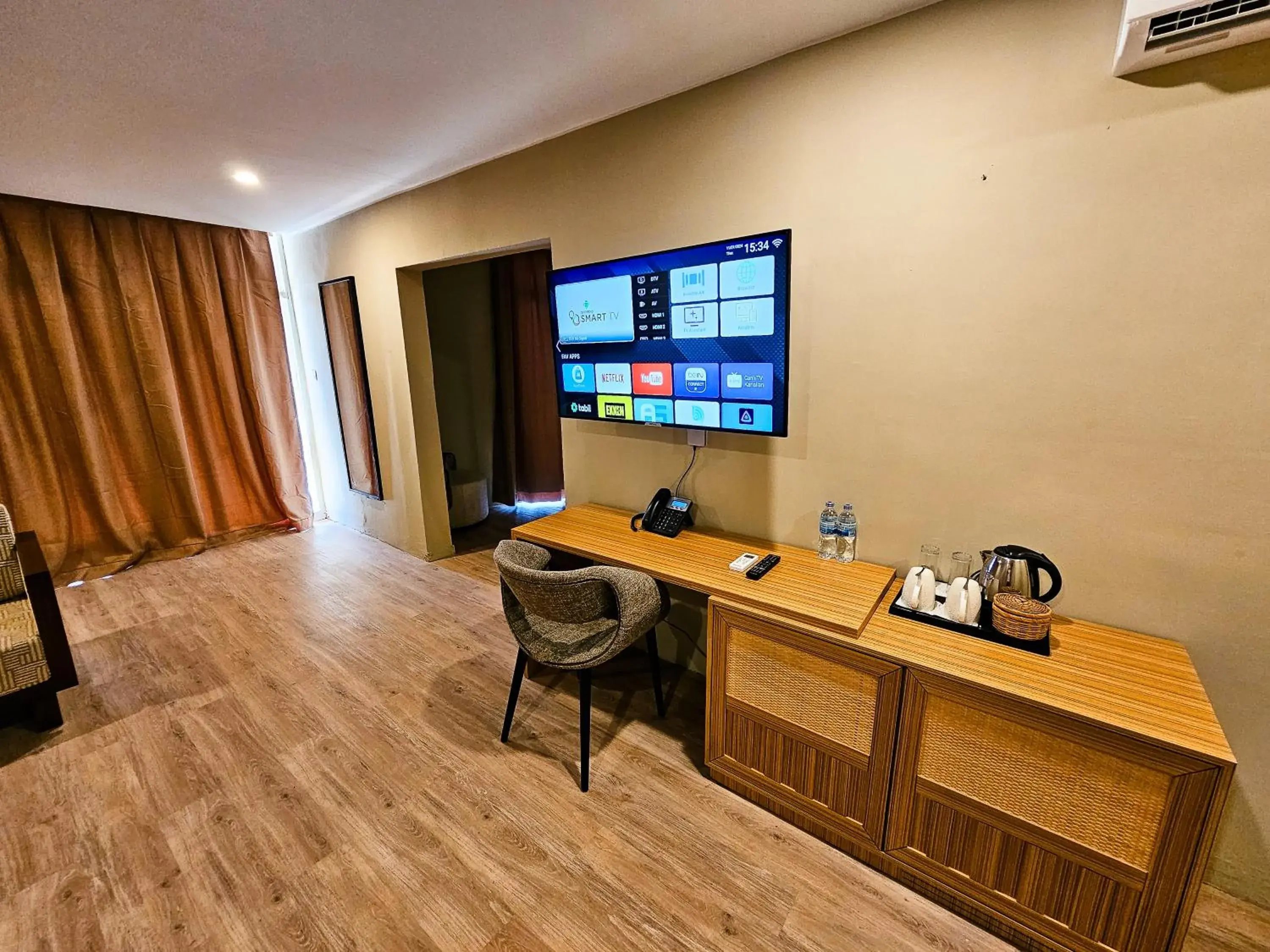 Living room, TV/Entertainment Center in KOMBO BEACH HOTEL