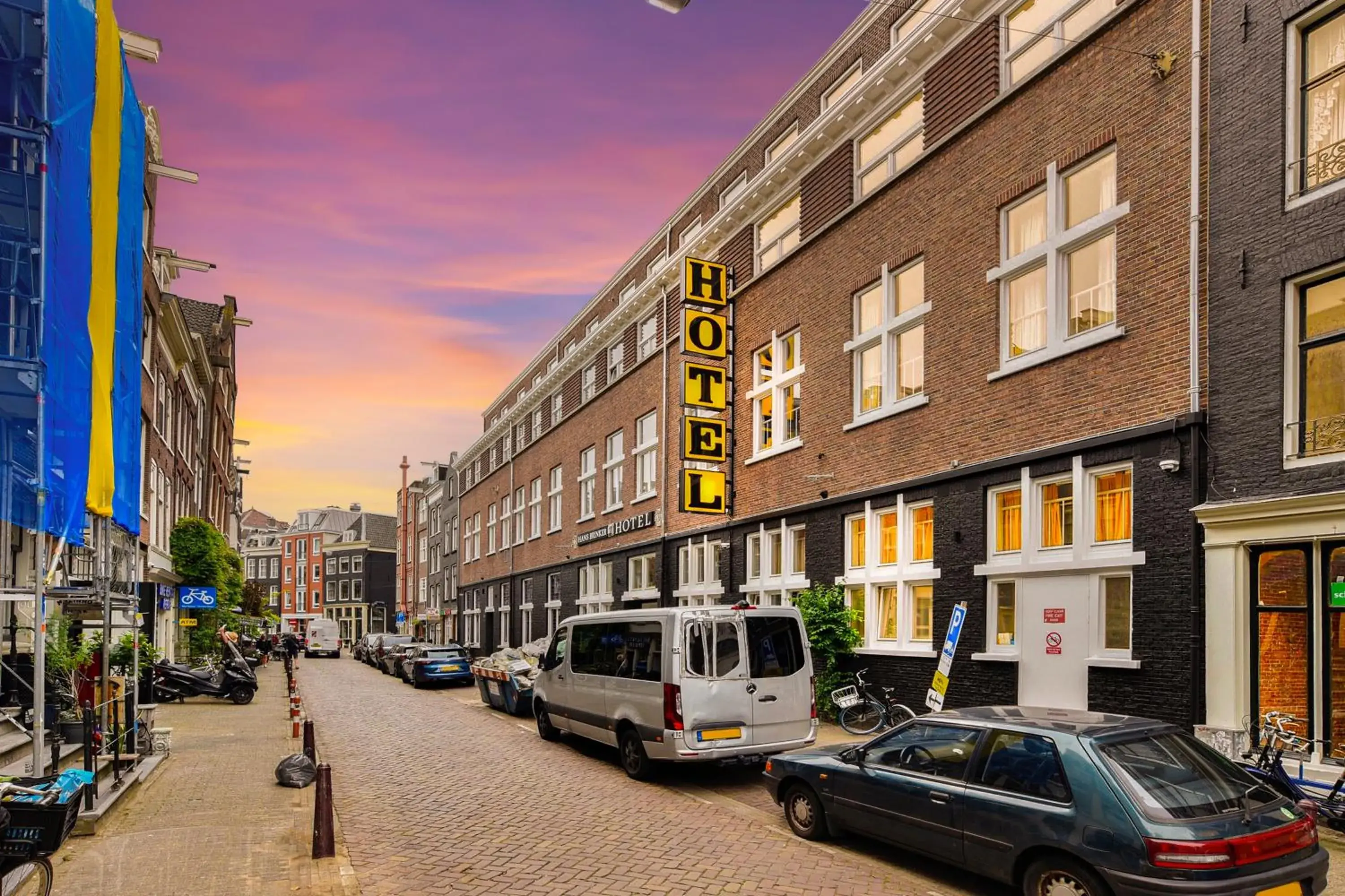 Facade/entrance, Property Building in Hans Brinker Hostel Amsterdam