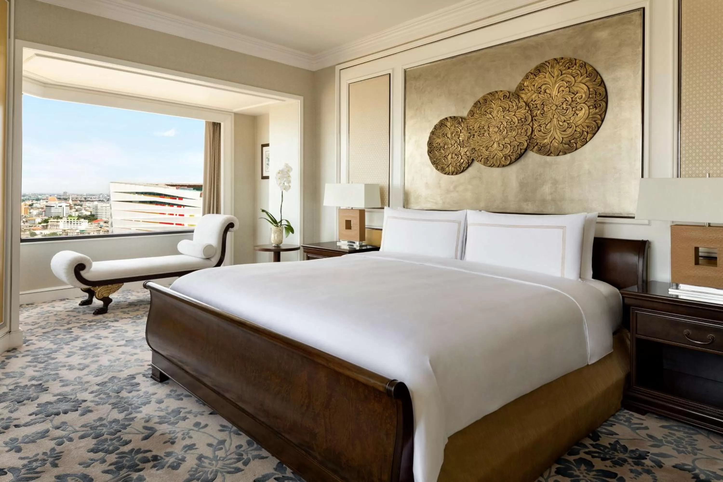 Photo of the whole room, Bed in Shangri-La Bangkok