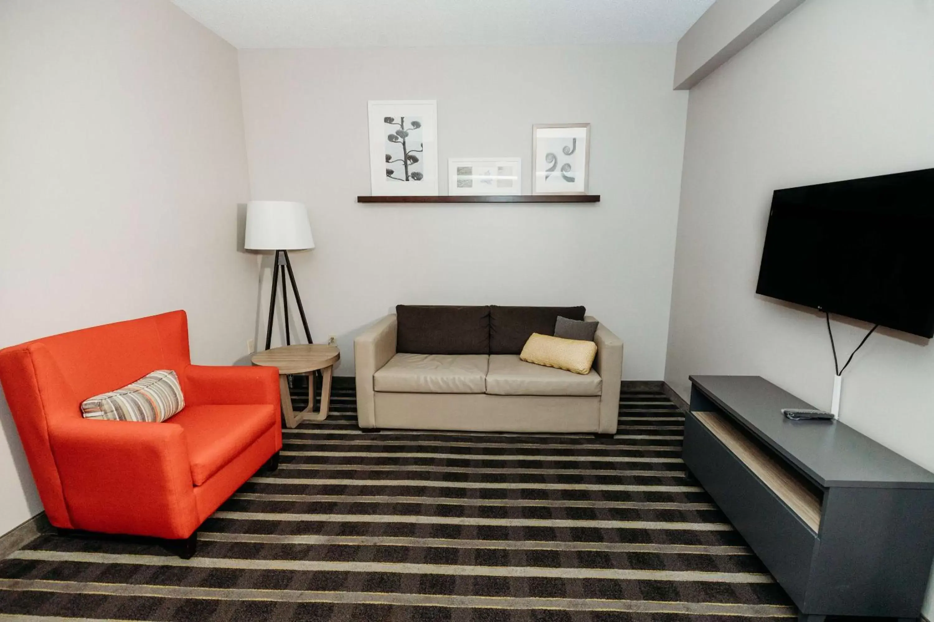 Living room, Seating Area in Country Inn & Suites by Radisson, Lancaster (Amish Country), PA