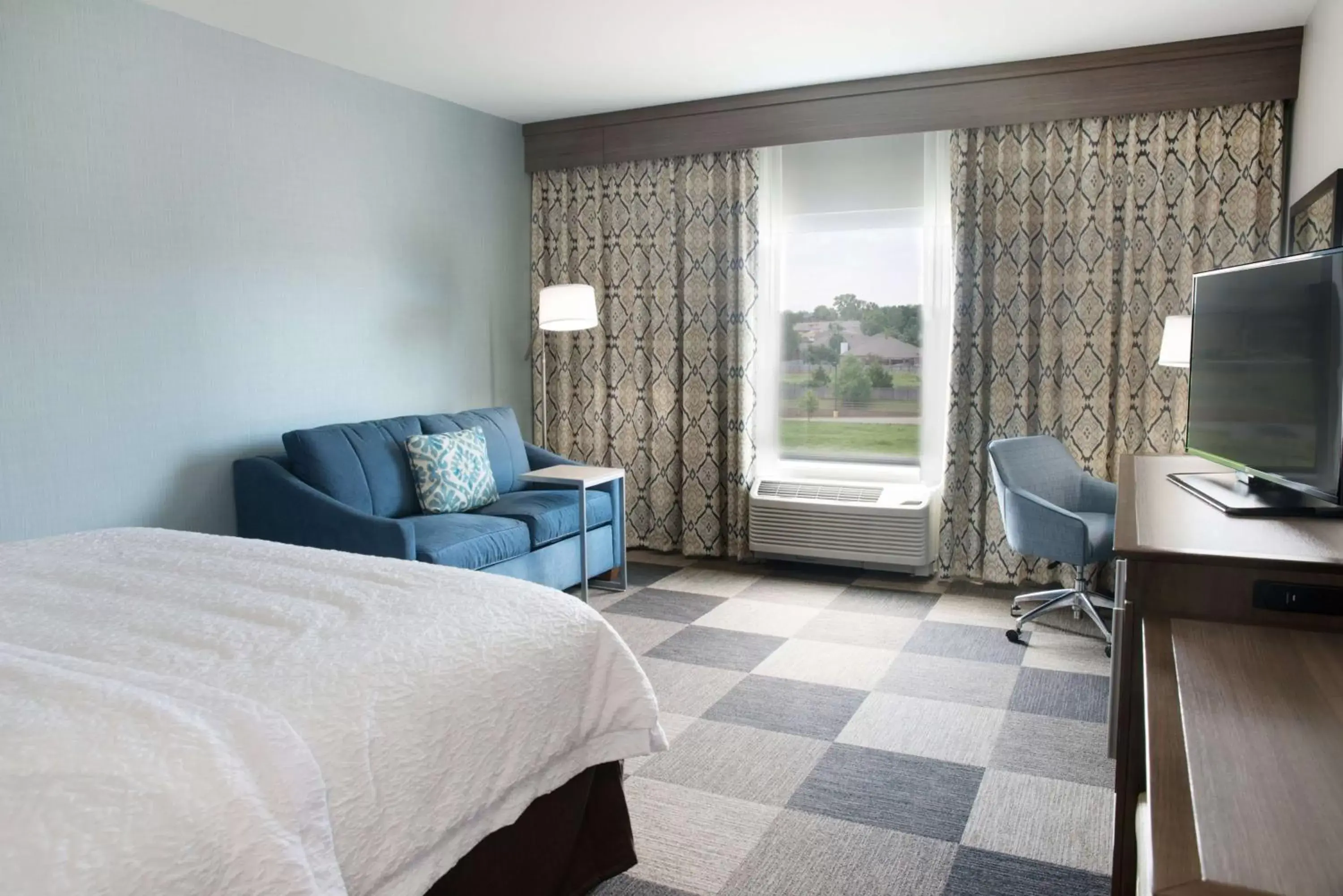 Bed, Seating Area in Hampton Inn & Suites Stillwater West