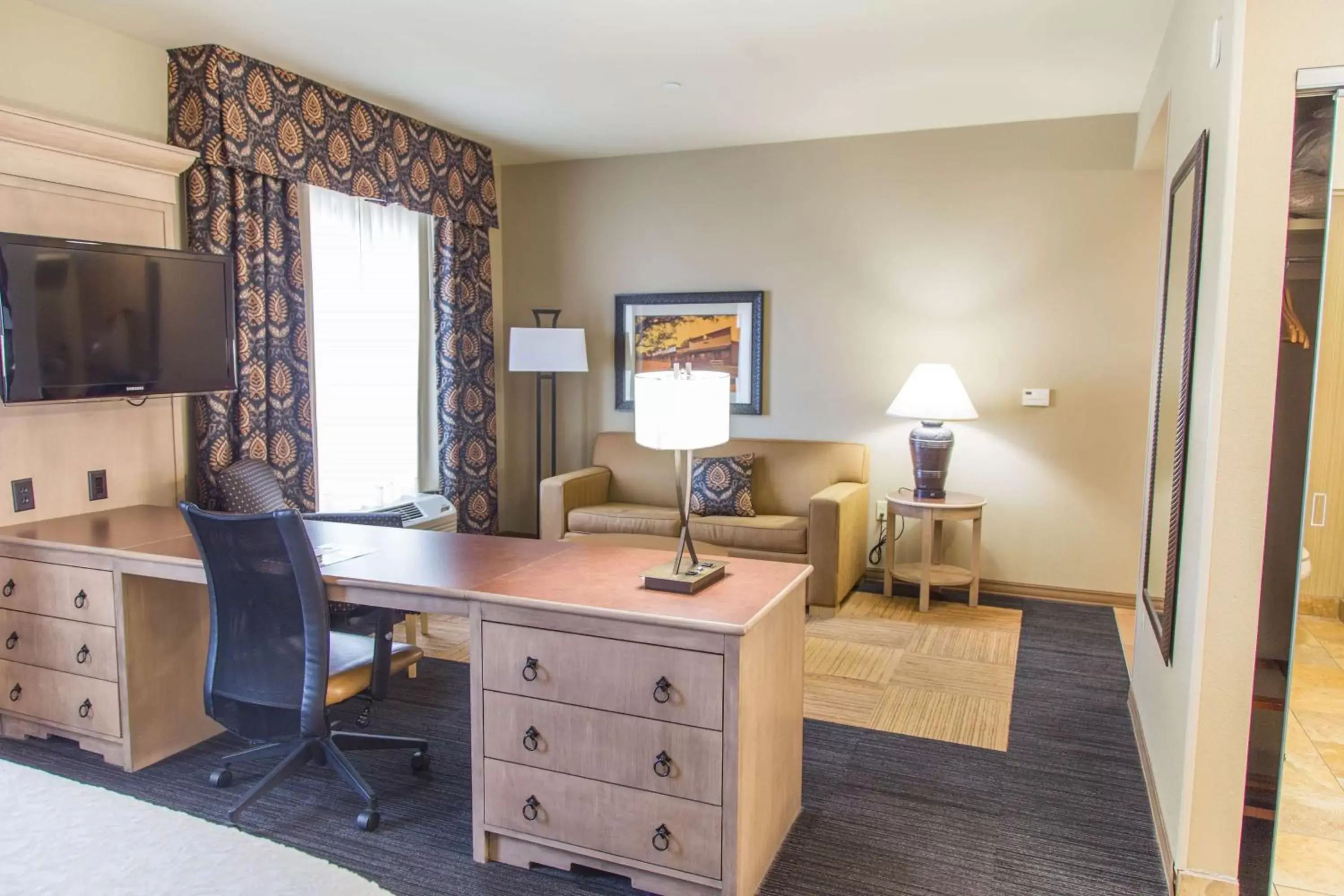 Bedroom, TV/Entertainment Center in Hampton Inn & Suites Dodge City