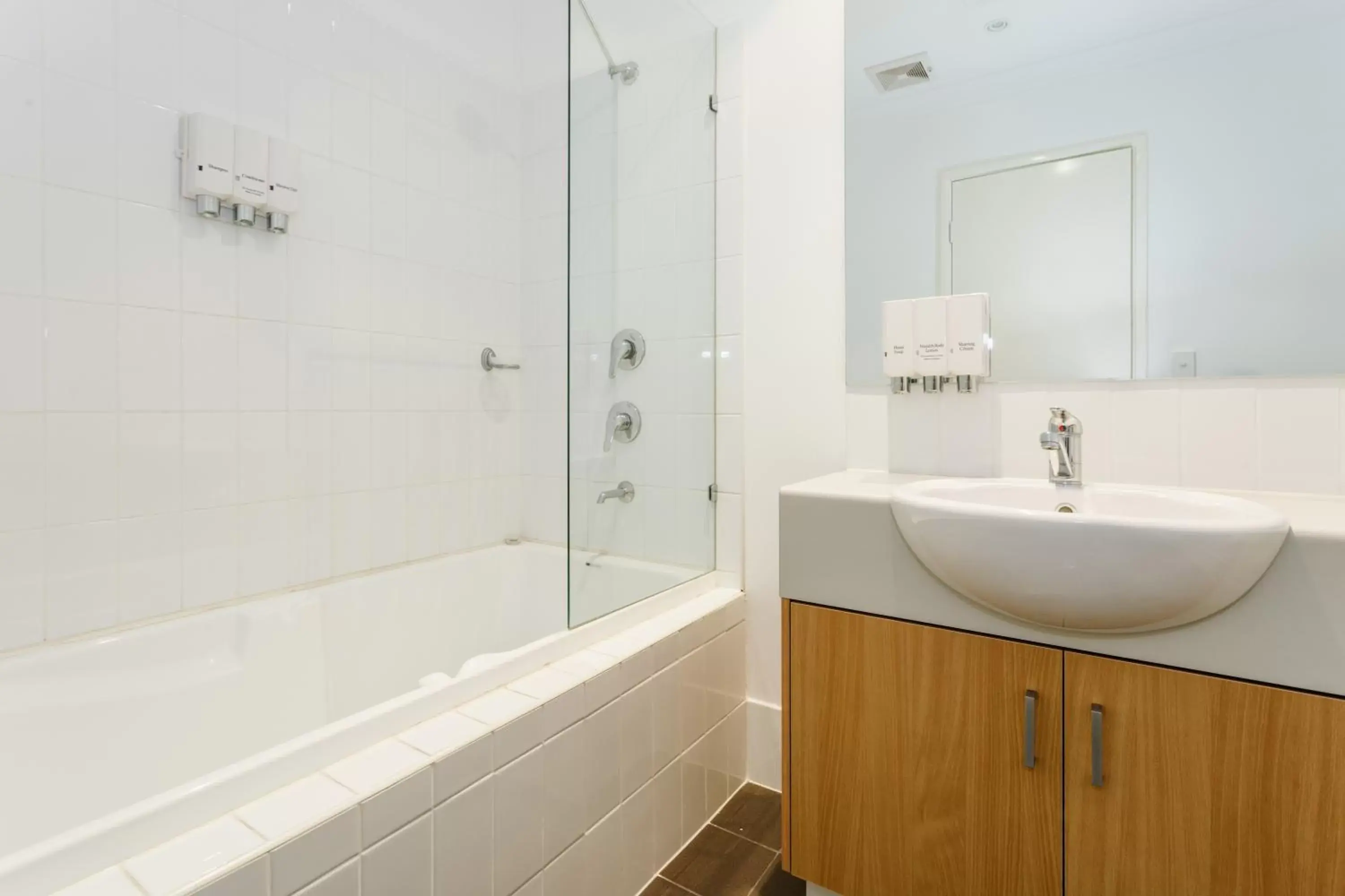 Hot Tub, Bathroom in Perth Ascot Central Apartment Hotel