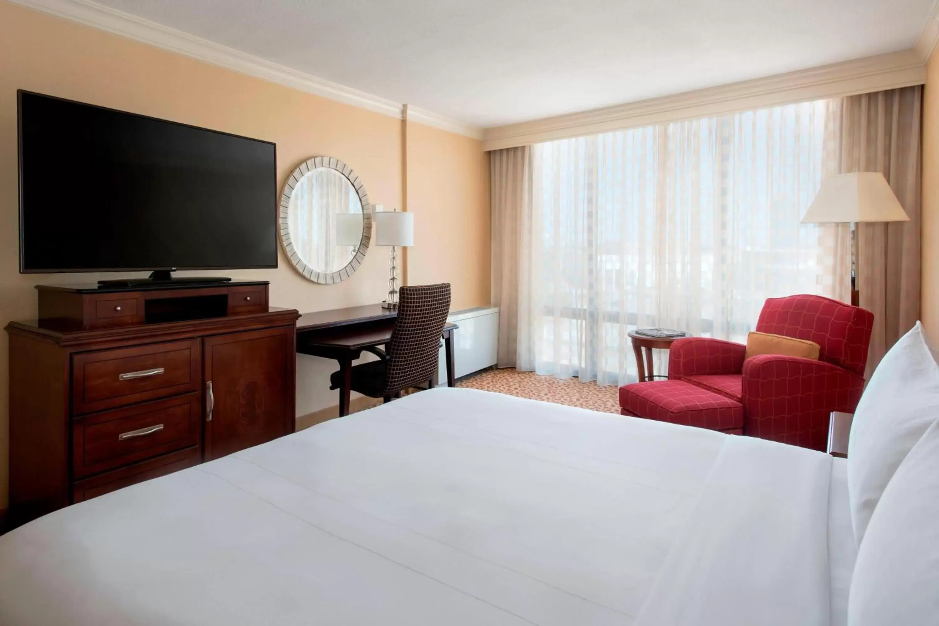 Guest Room with King Bed in Chicago Marriott Oak Brook