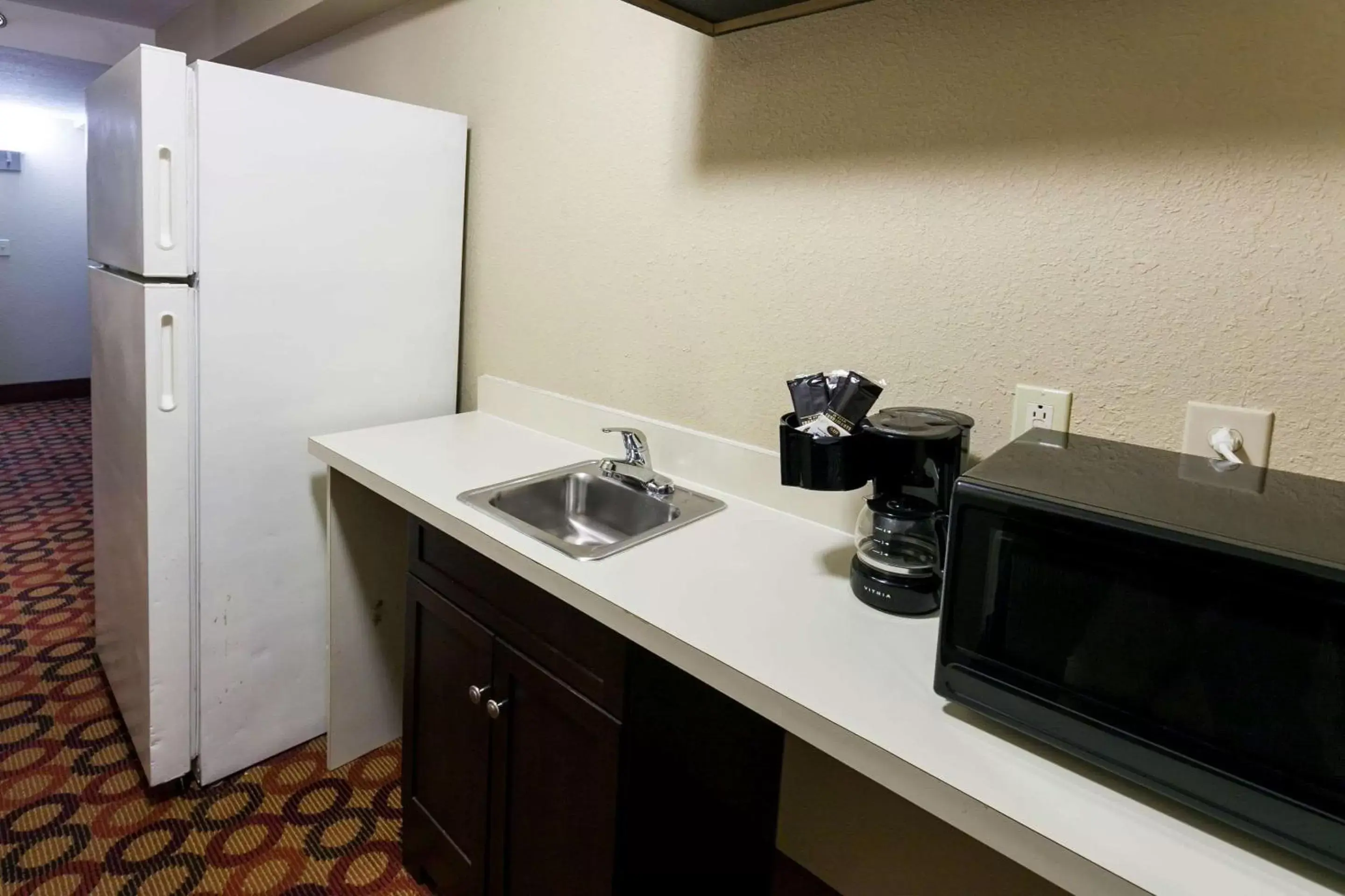 Photo of the whole room, Kitchen/Kitchenette in Comfort Inn & Suites Statesville - Mooresville