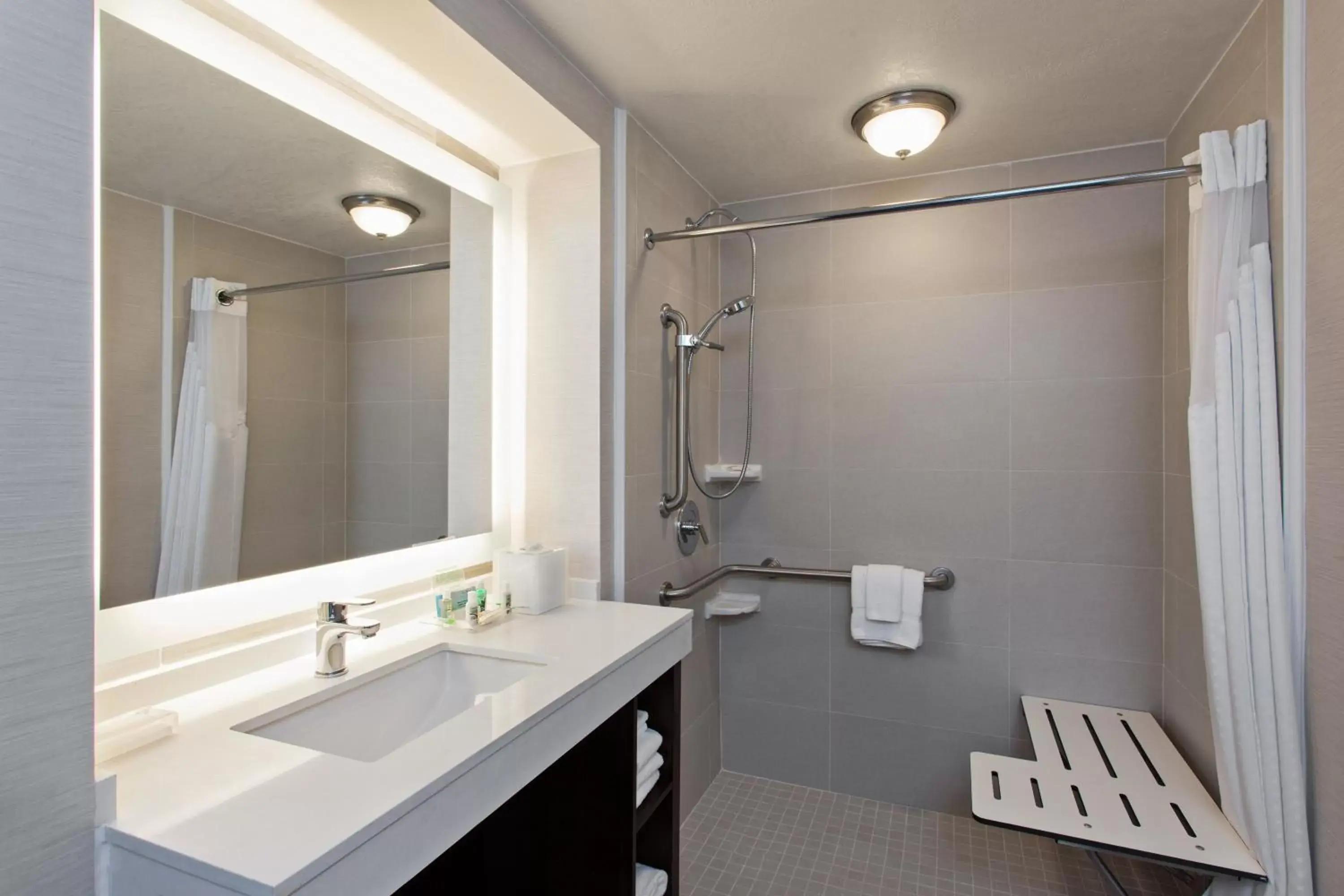 Photo of the whole room, Bathroom in Holiday Inn Long Beach - Airport, an IHG Hotel