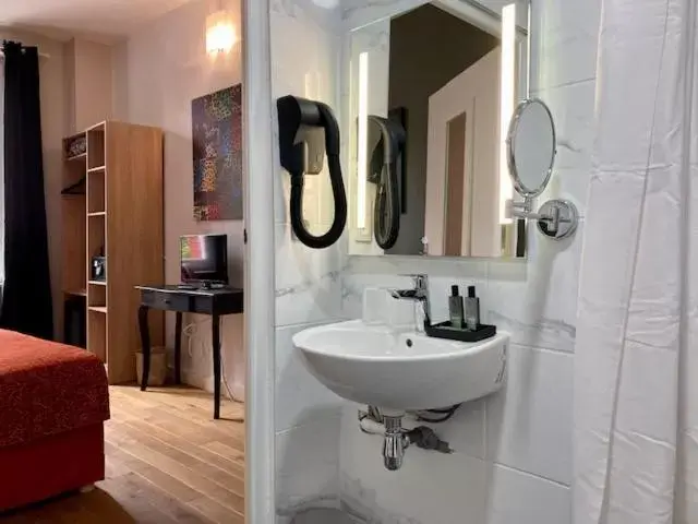 Bathroom in Hôtel Coeur De Loire