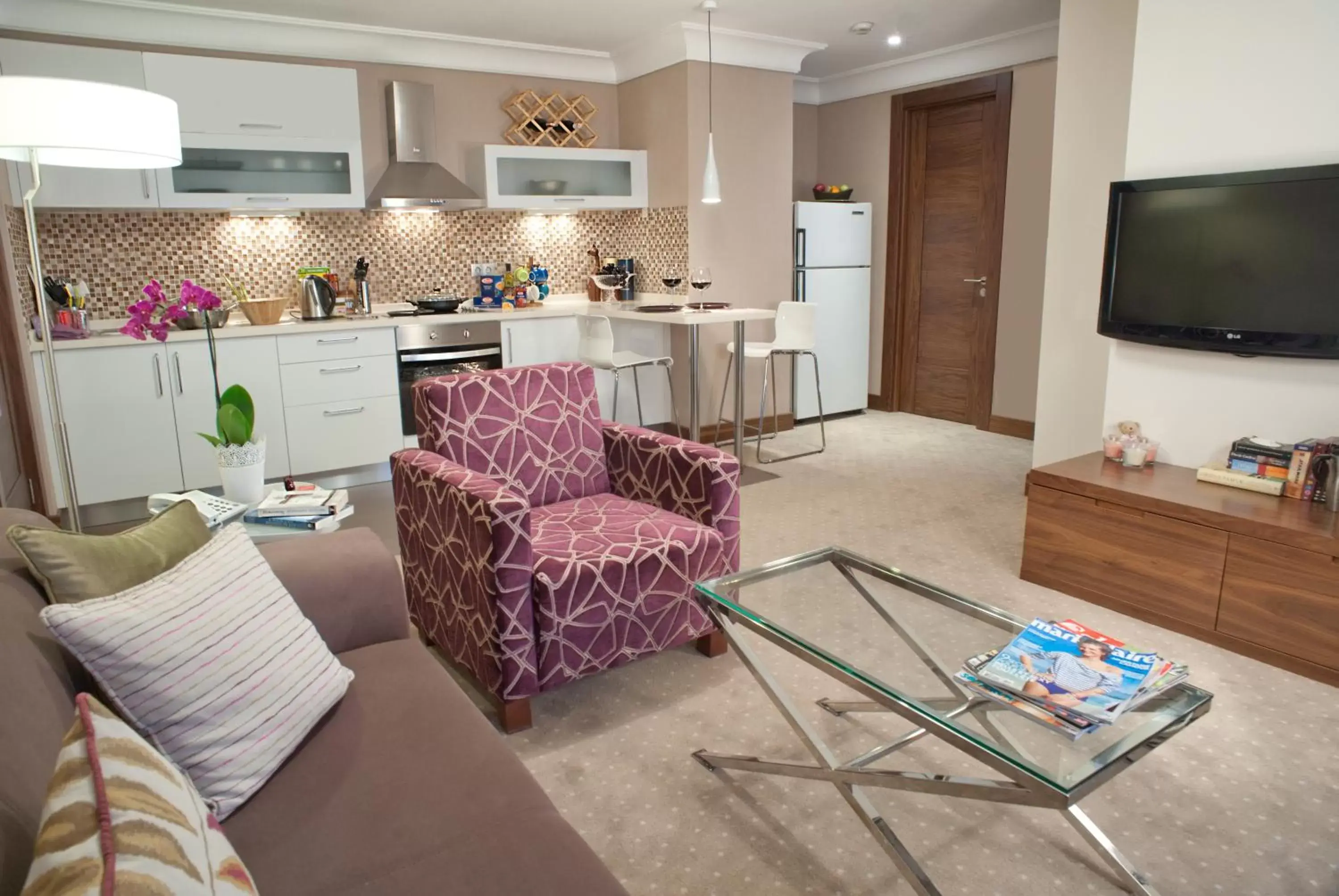 Living room, Kitchen/Kitchenette in Apart Hotel Best