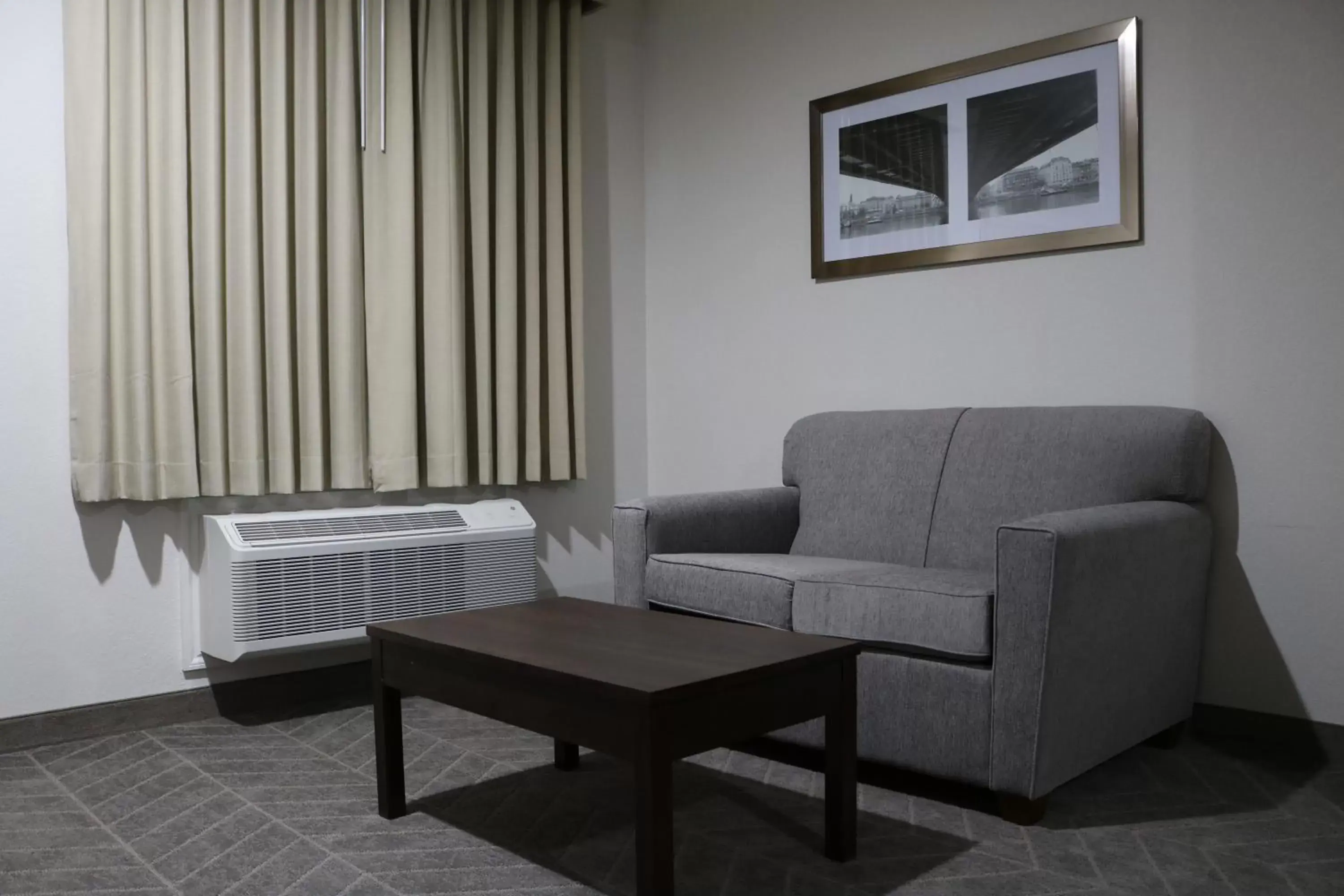 Living room, Seating Area in Scottish Inn & Suites - IAH Airport