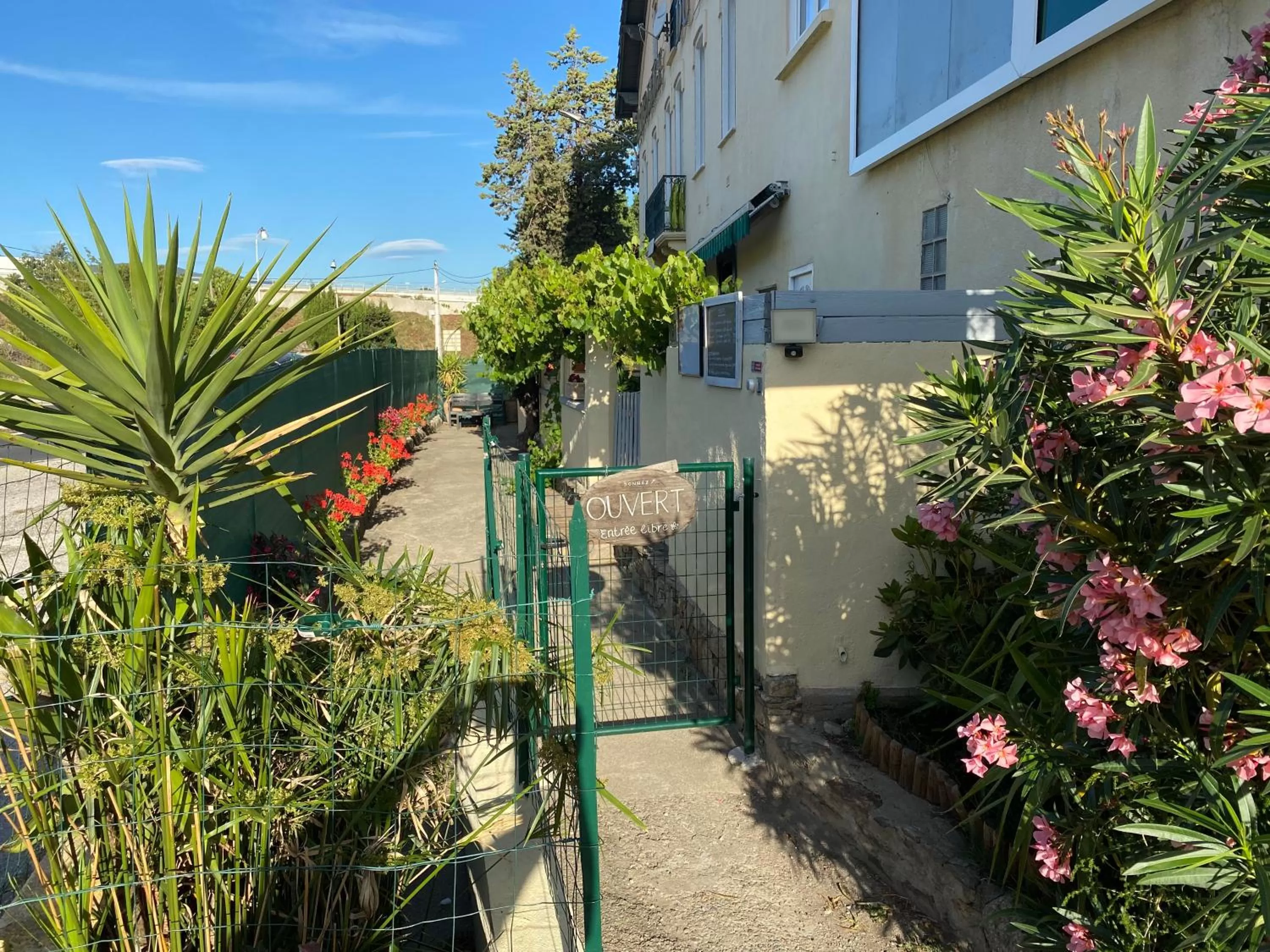 Facade/entrance in Auberge du Chêne