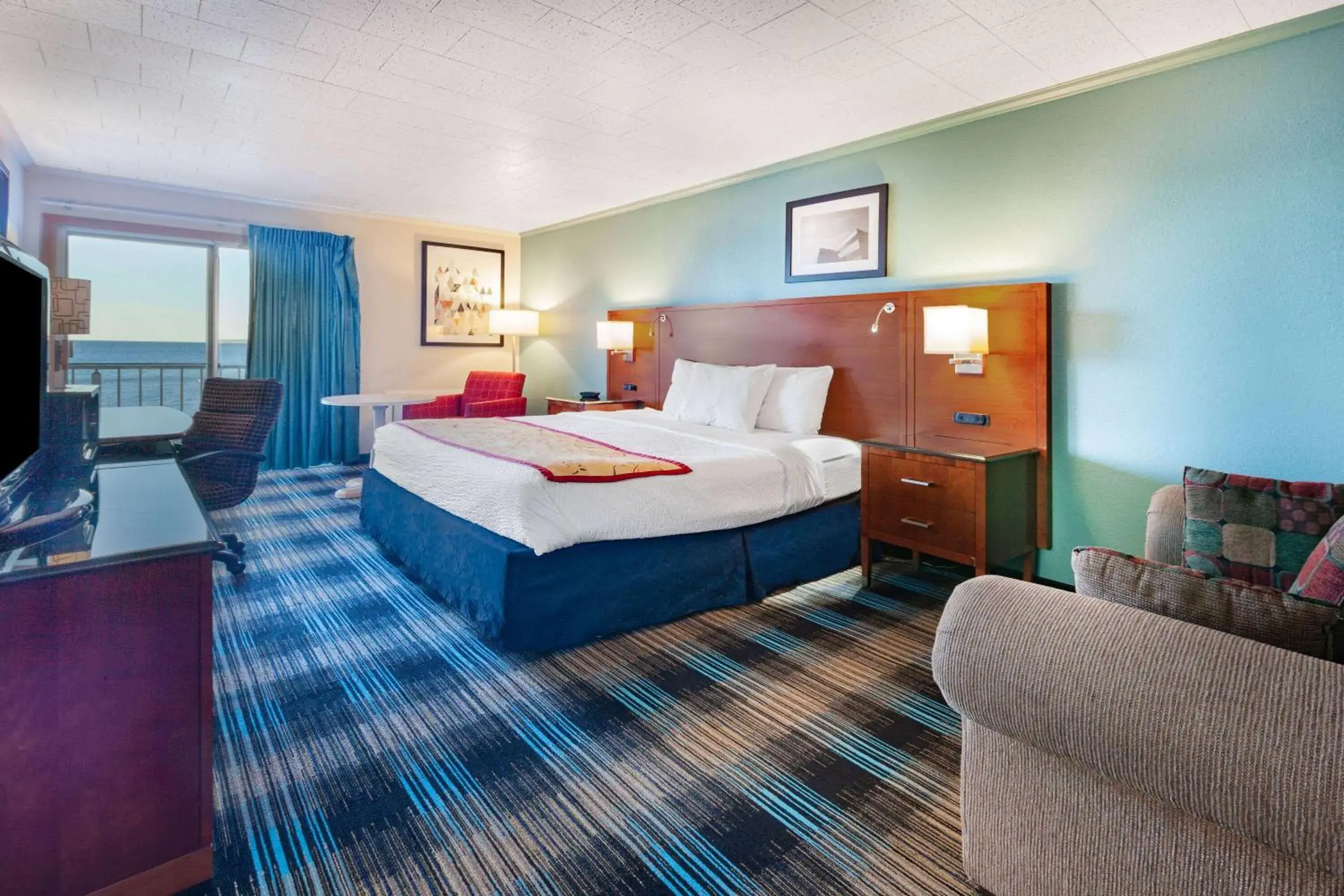 Bed in Days Inn & Suites by Wyndham St. Ignace Lakefront Bed in Days Inn & Suites by Wyndham St. Ignace Lakefront