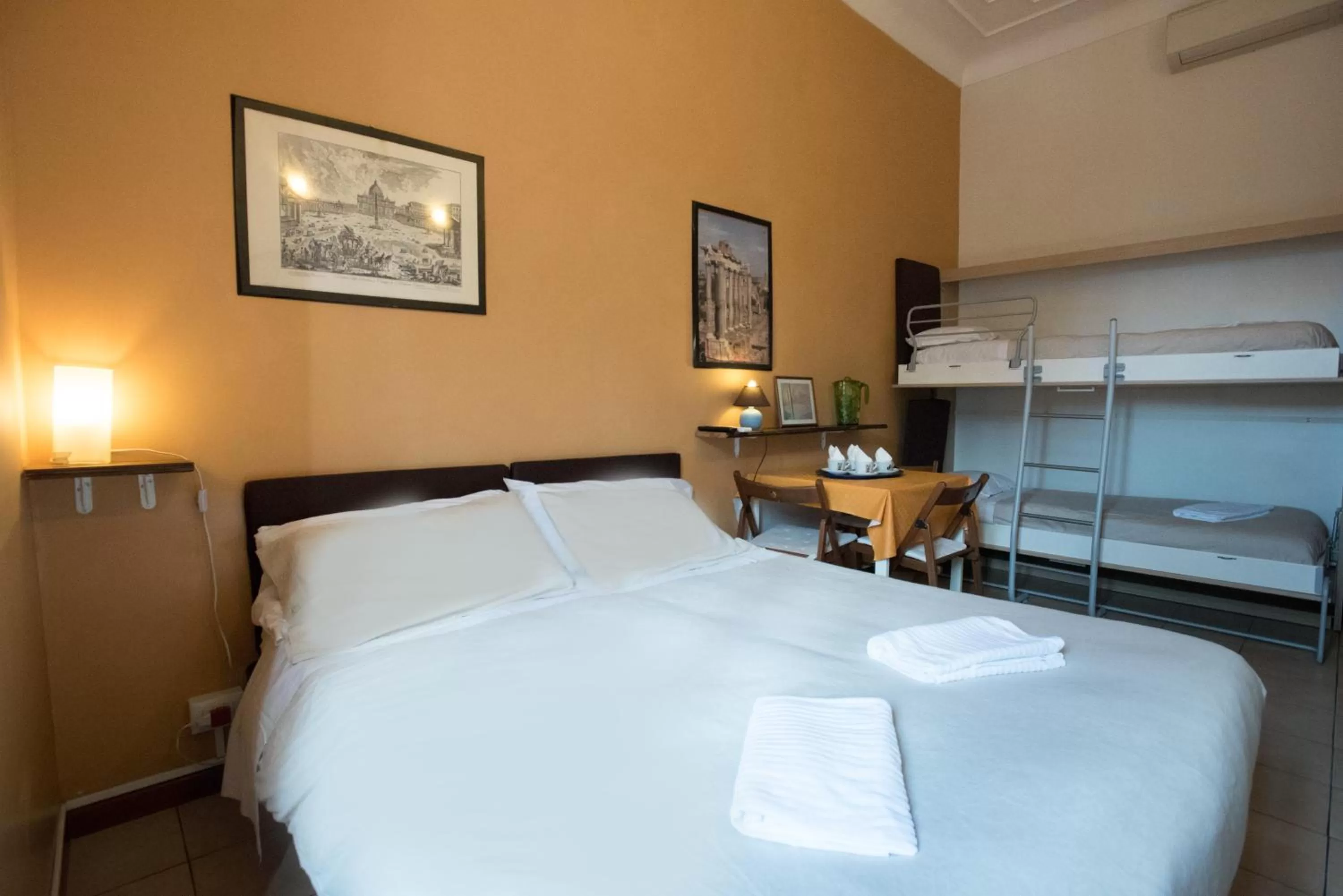 People, Bed in Quo Vadis Roma 2