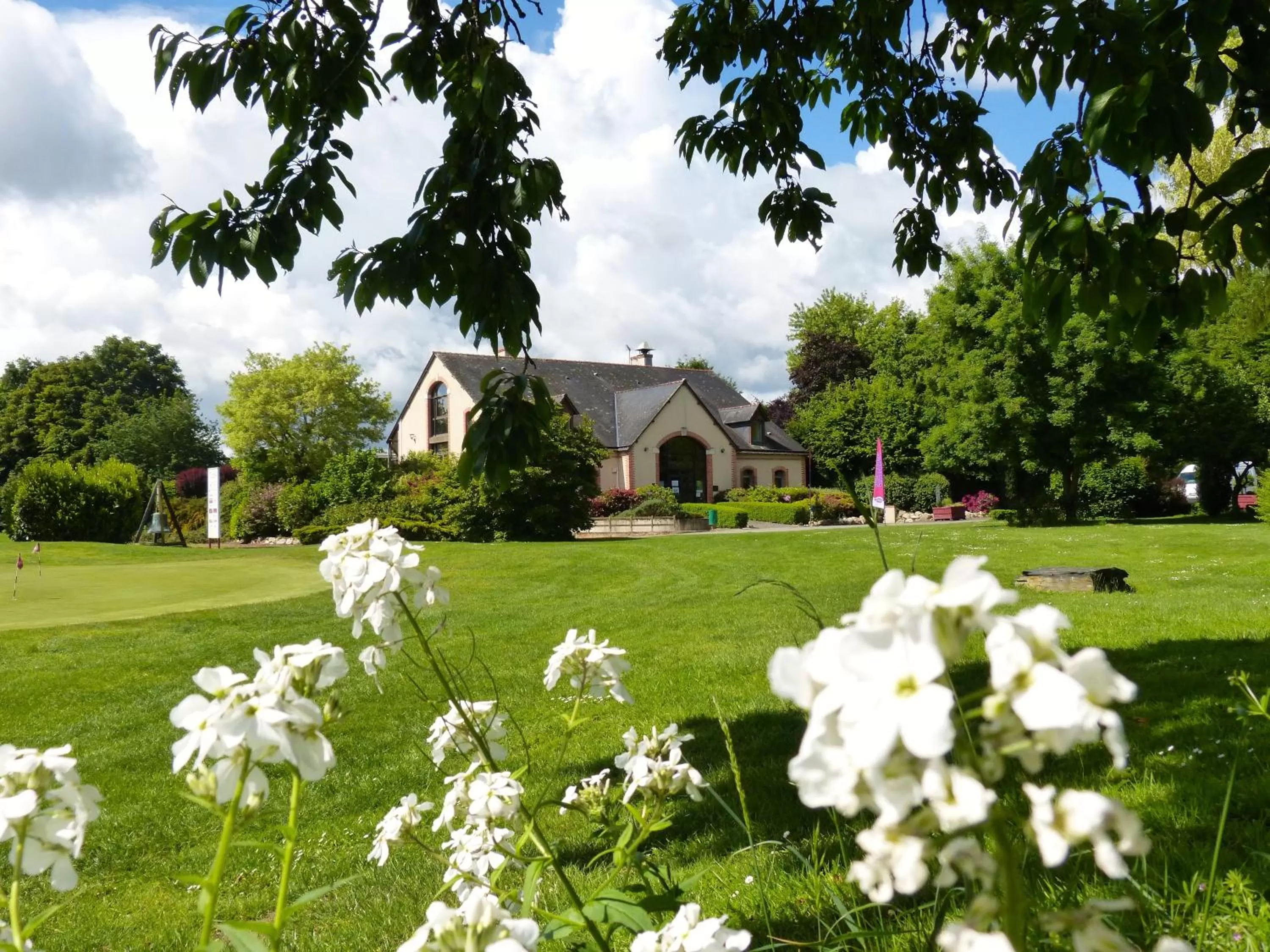 Facade/entrance, Property Building in Anjou Golf and Country Club
