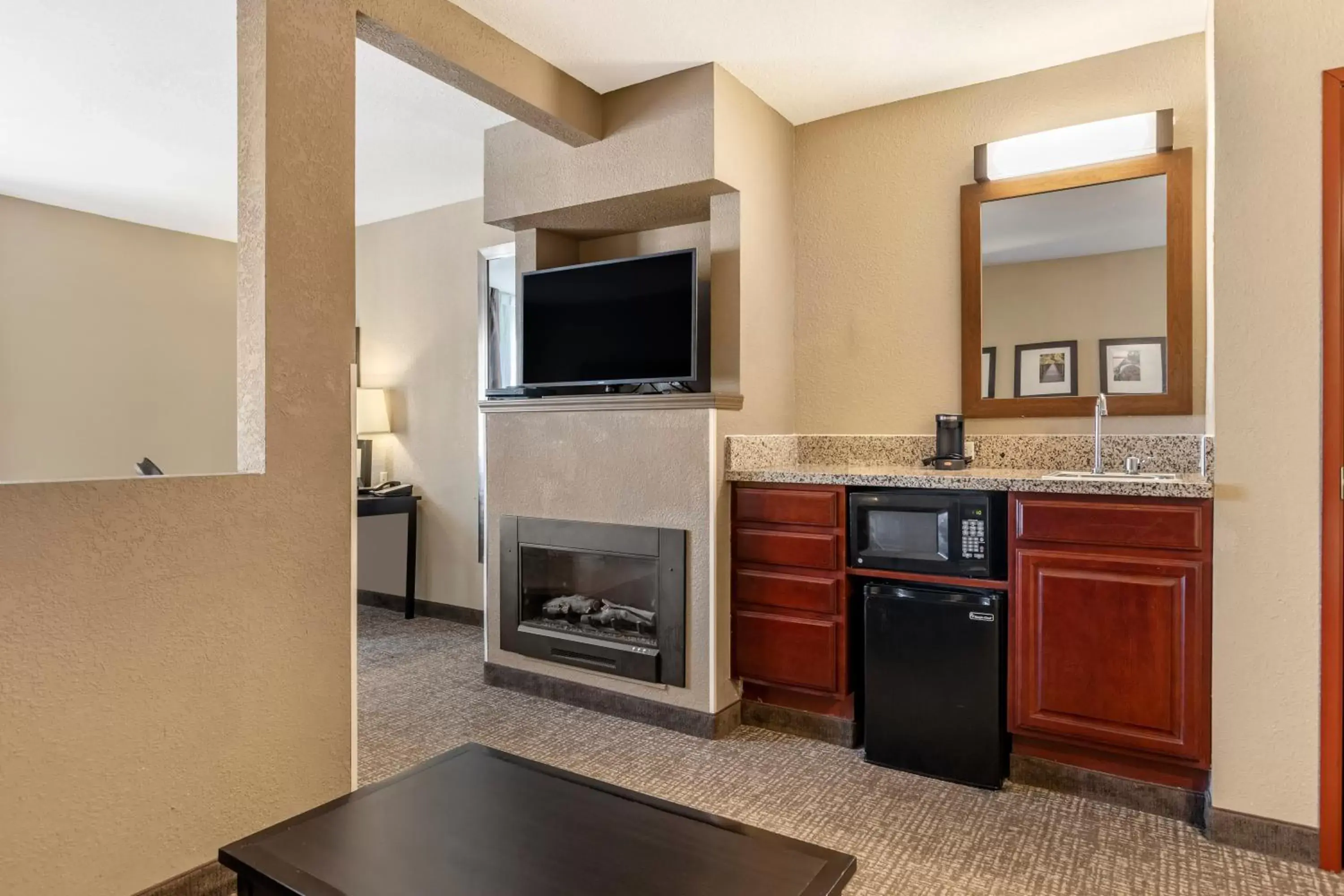 Kitchen/Kitchenette in Comfort Inn & Suites Allen Park/Dearborn