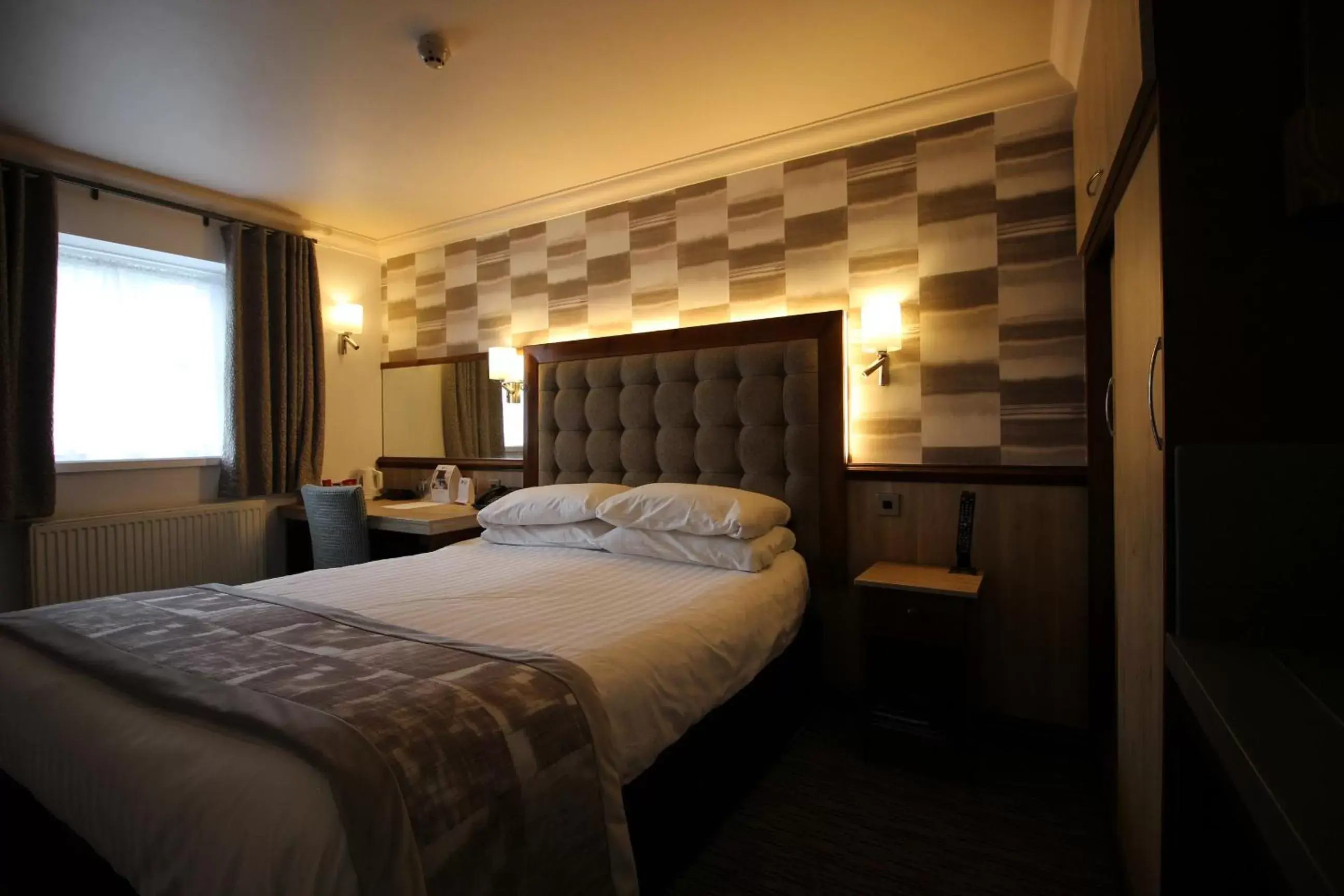 Bed in Best Western Plus Pastures Hotel