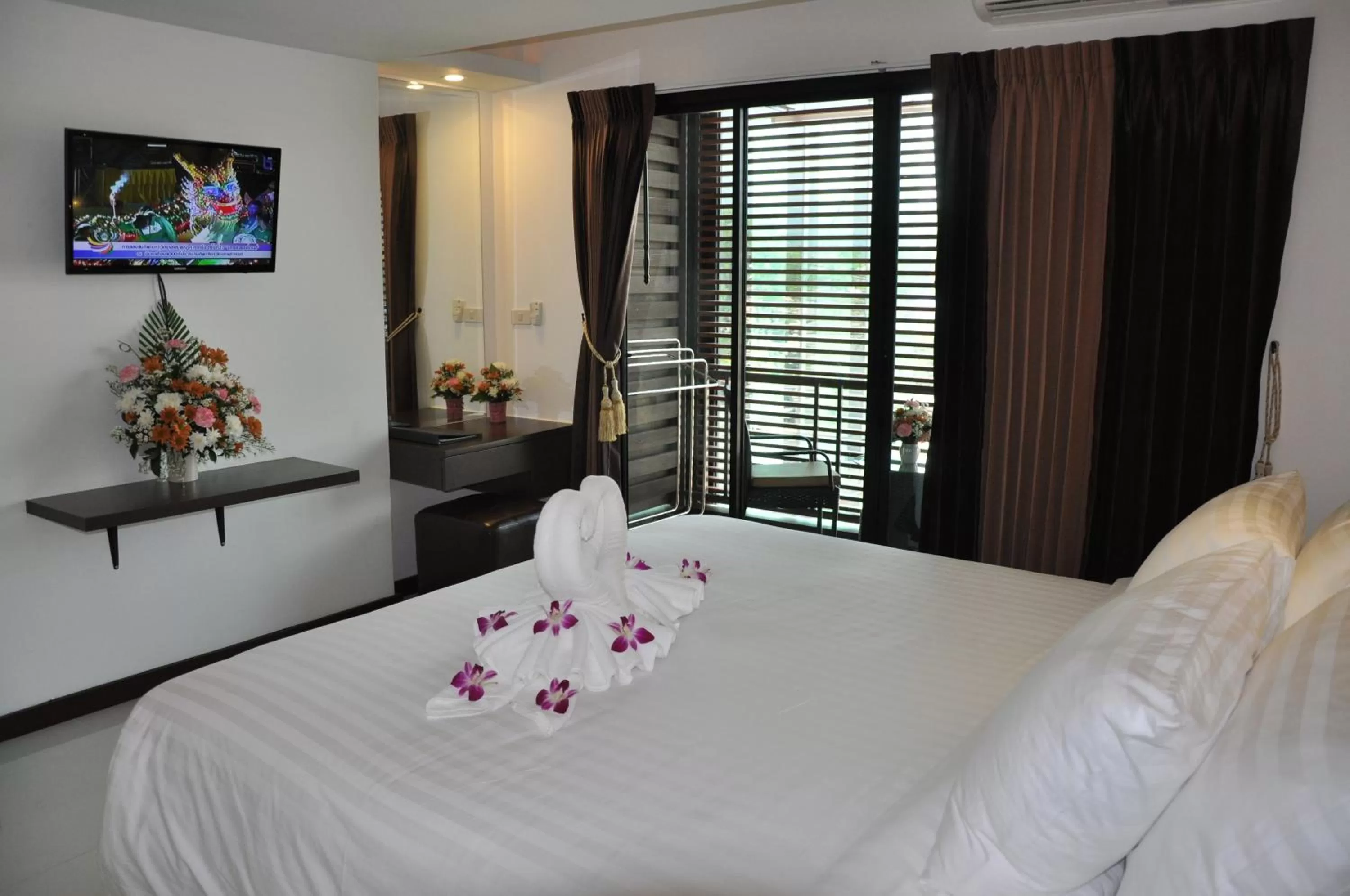 Day, Bed in The Gallery At Koh Chang