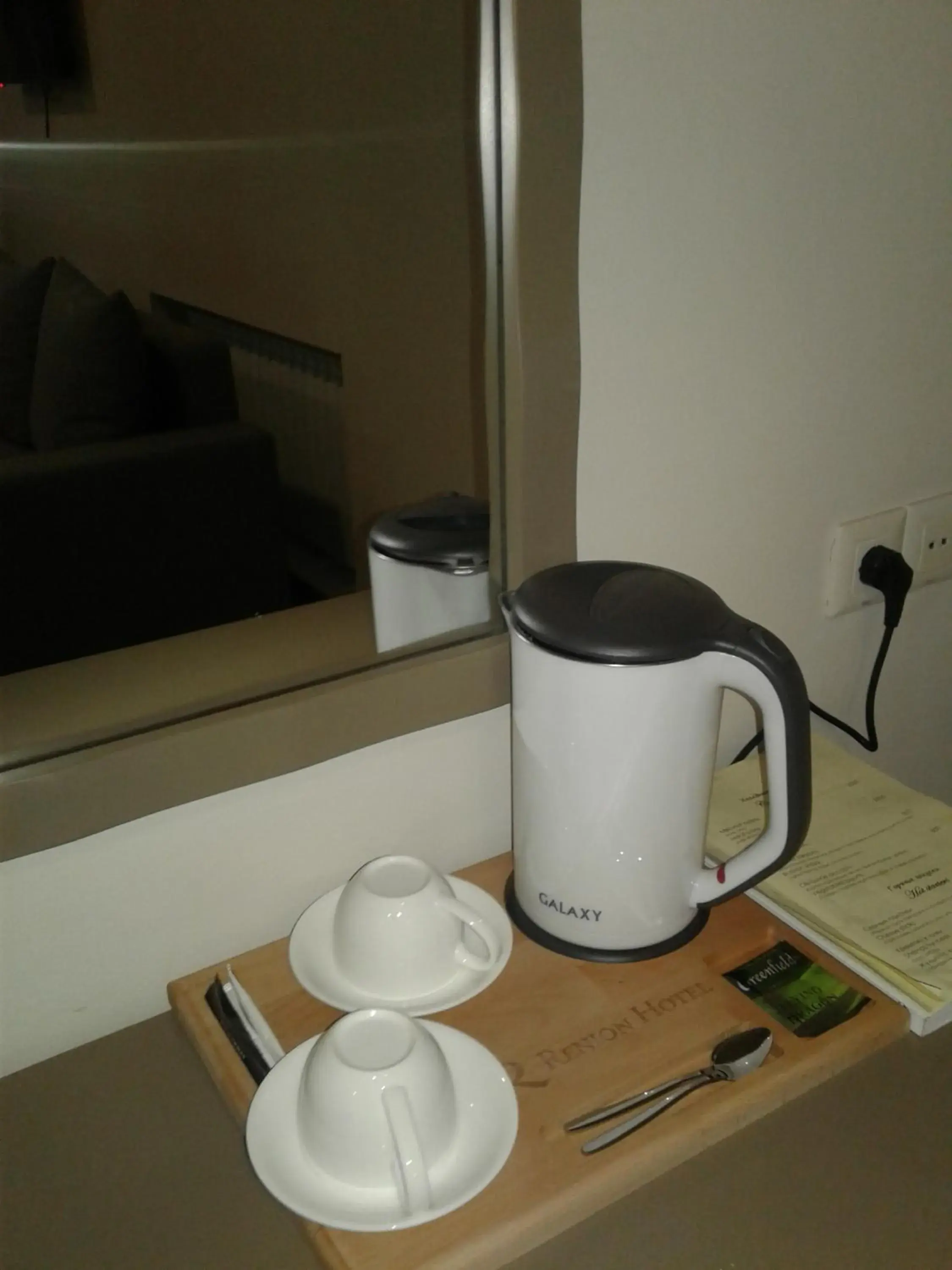 Coffee/tea facilities in Renion Hotel