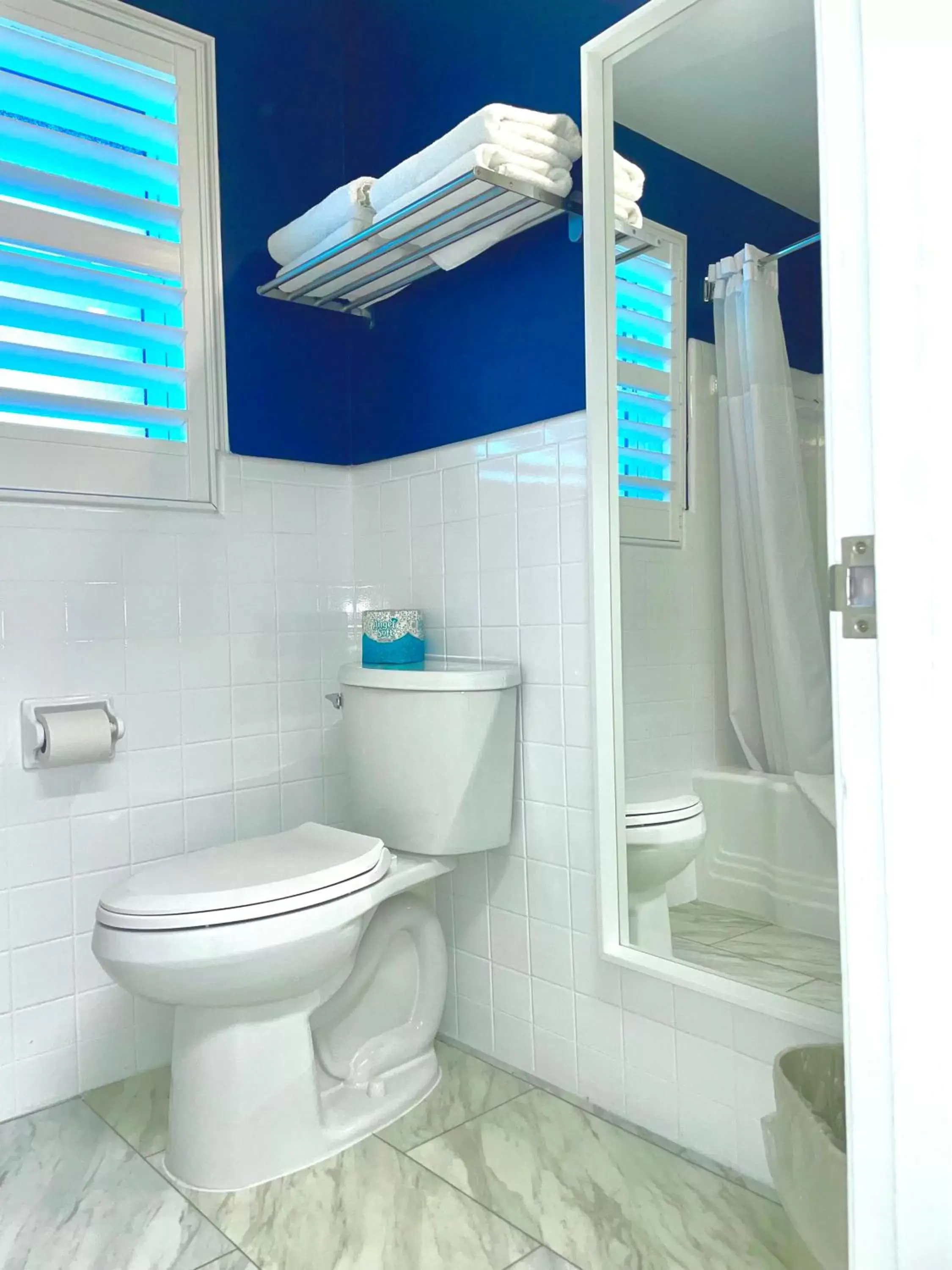 Shower, Bathroom in Tahitian Beach Resort