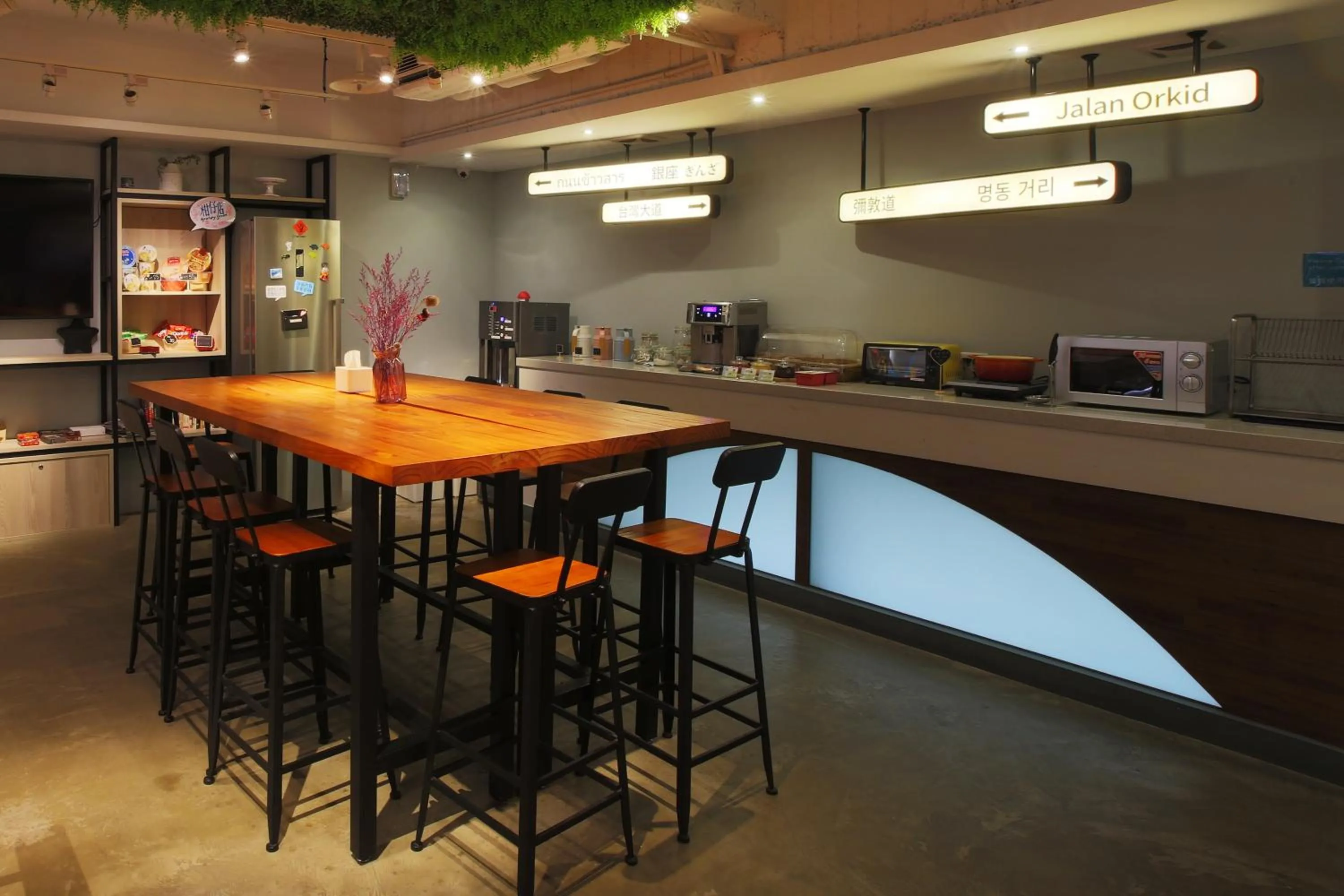 Restaurant/places to eat in Loosha Hostel