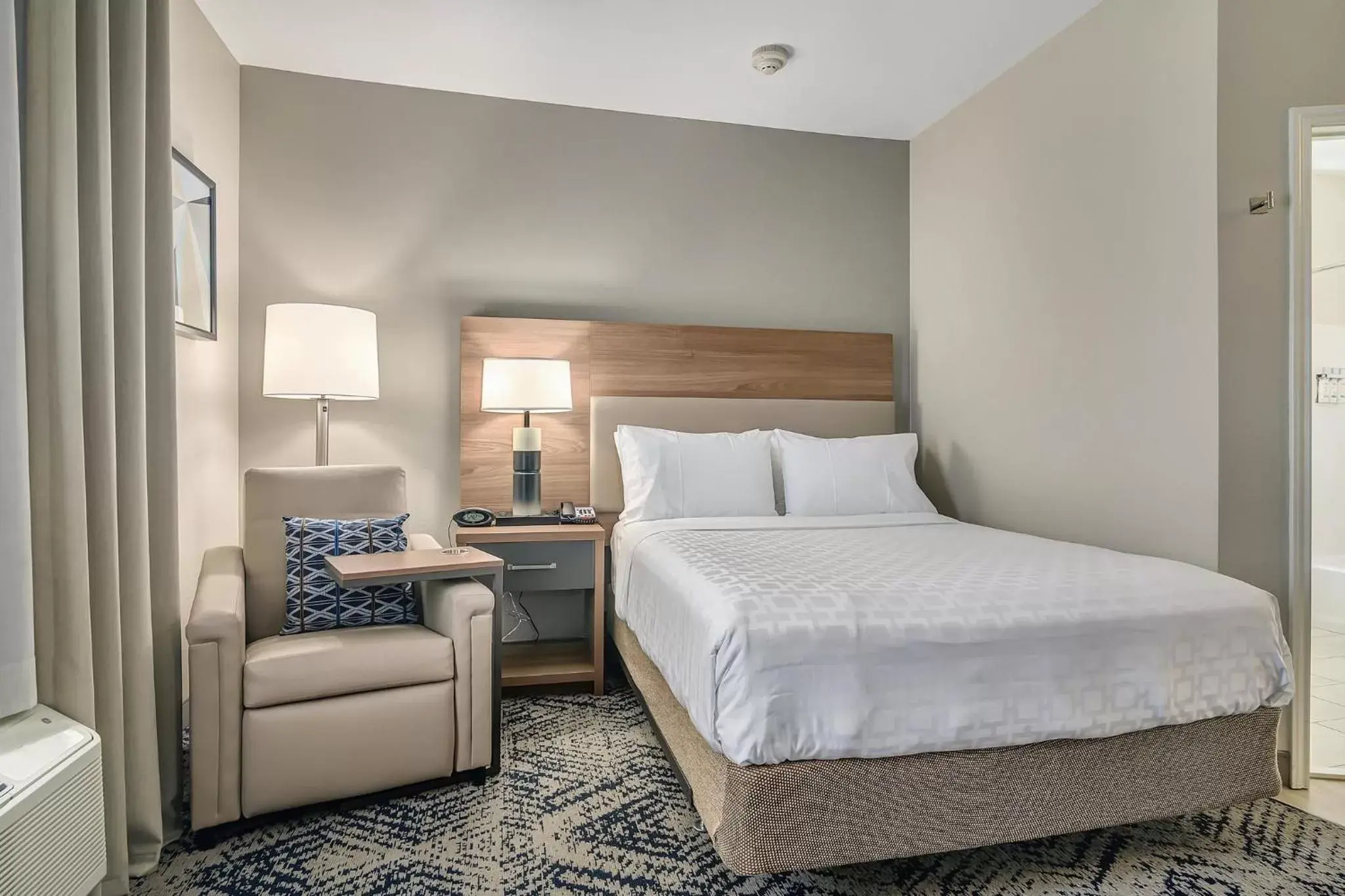 Photo of the whole room, Bed in Candlewood Suites Longview, an IHG Hotel