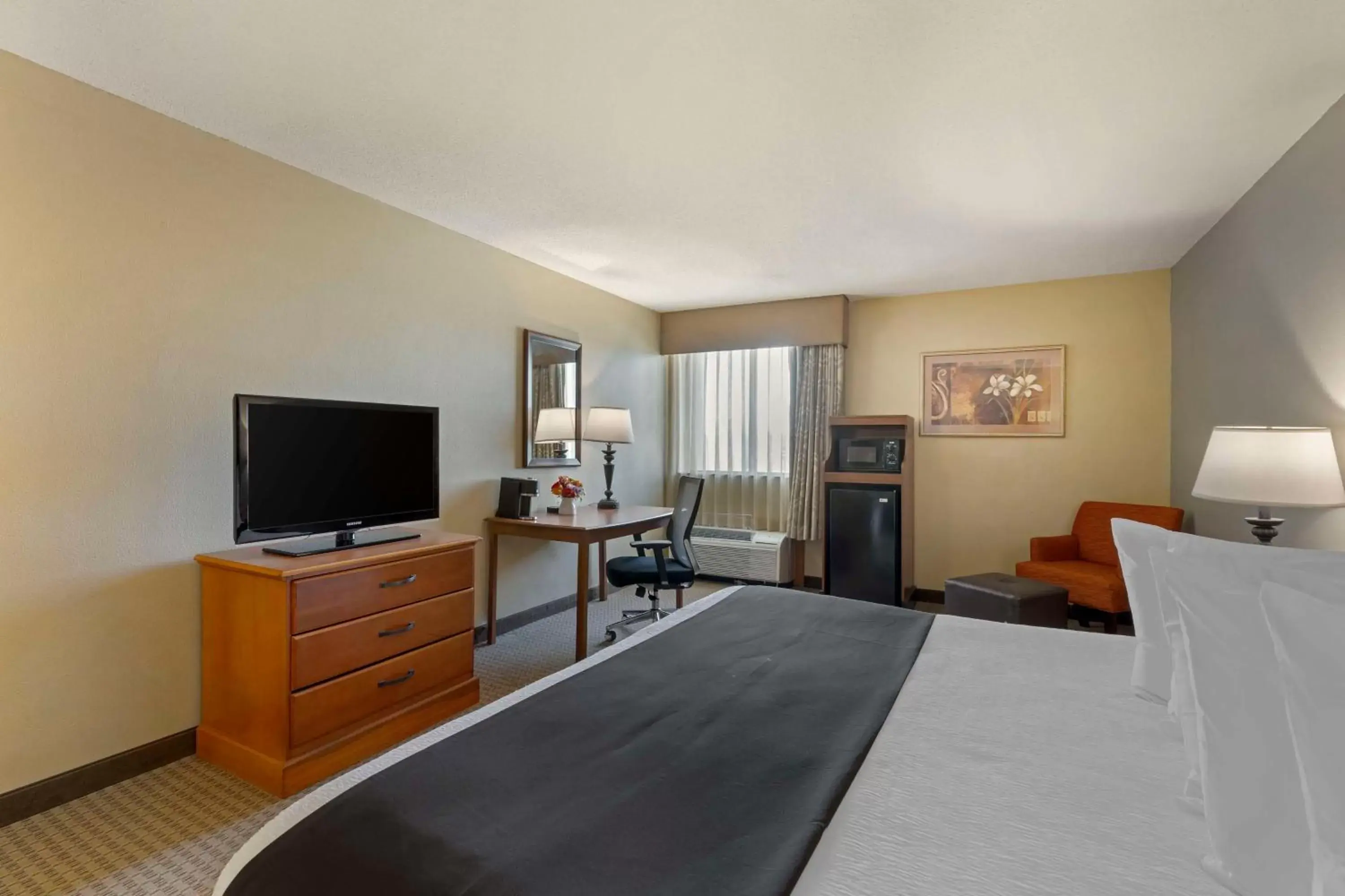 Bedroom, TV/Entertainment Center in Best Western Plus The Charles Hotel