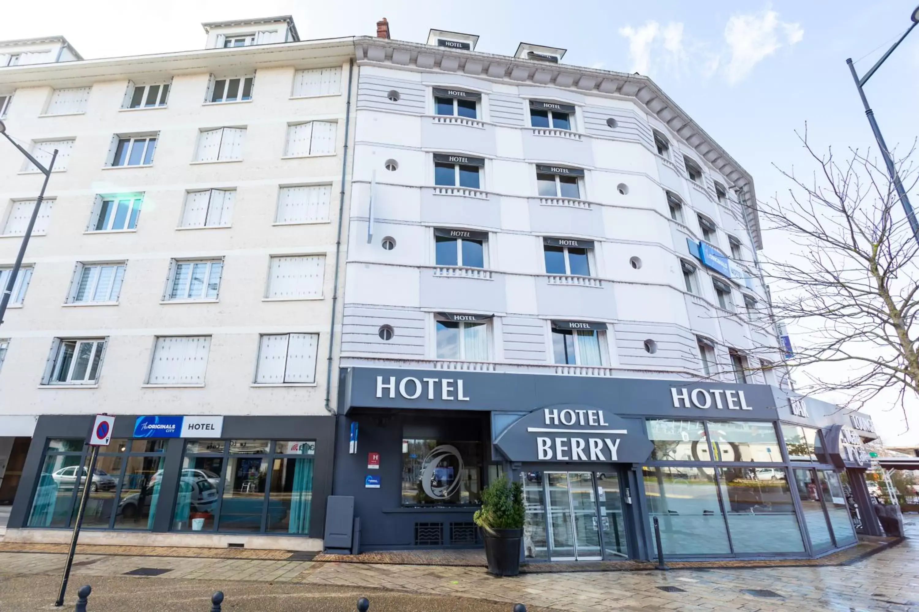 Facade/entrance, Property Building in The Originals City, Hôtel Le Berry, Bourges