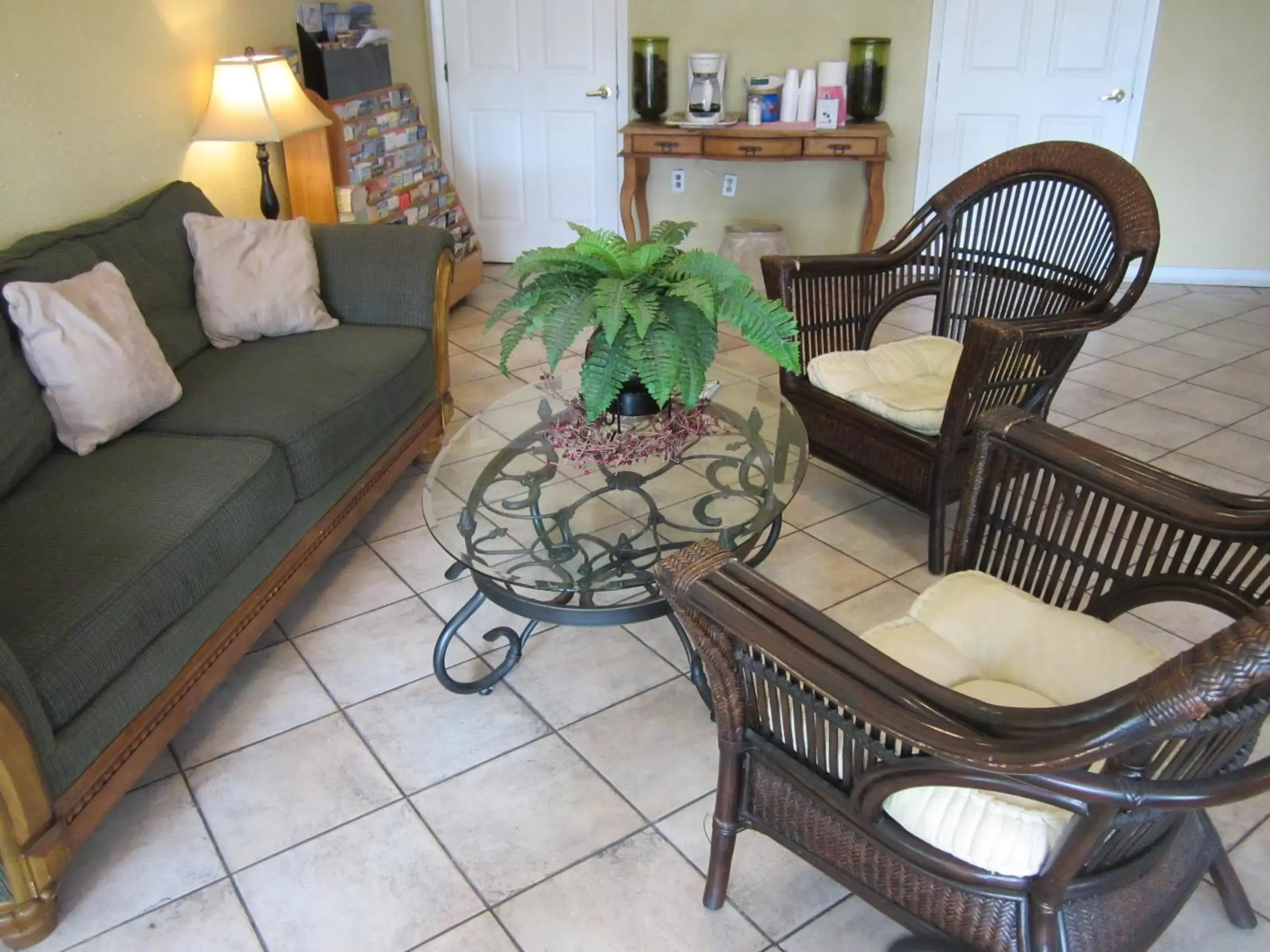 Lobby or reception, Seating Area in Lantern Inn & Suites - Sarasota