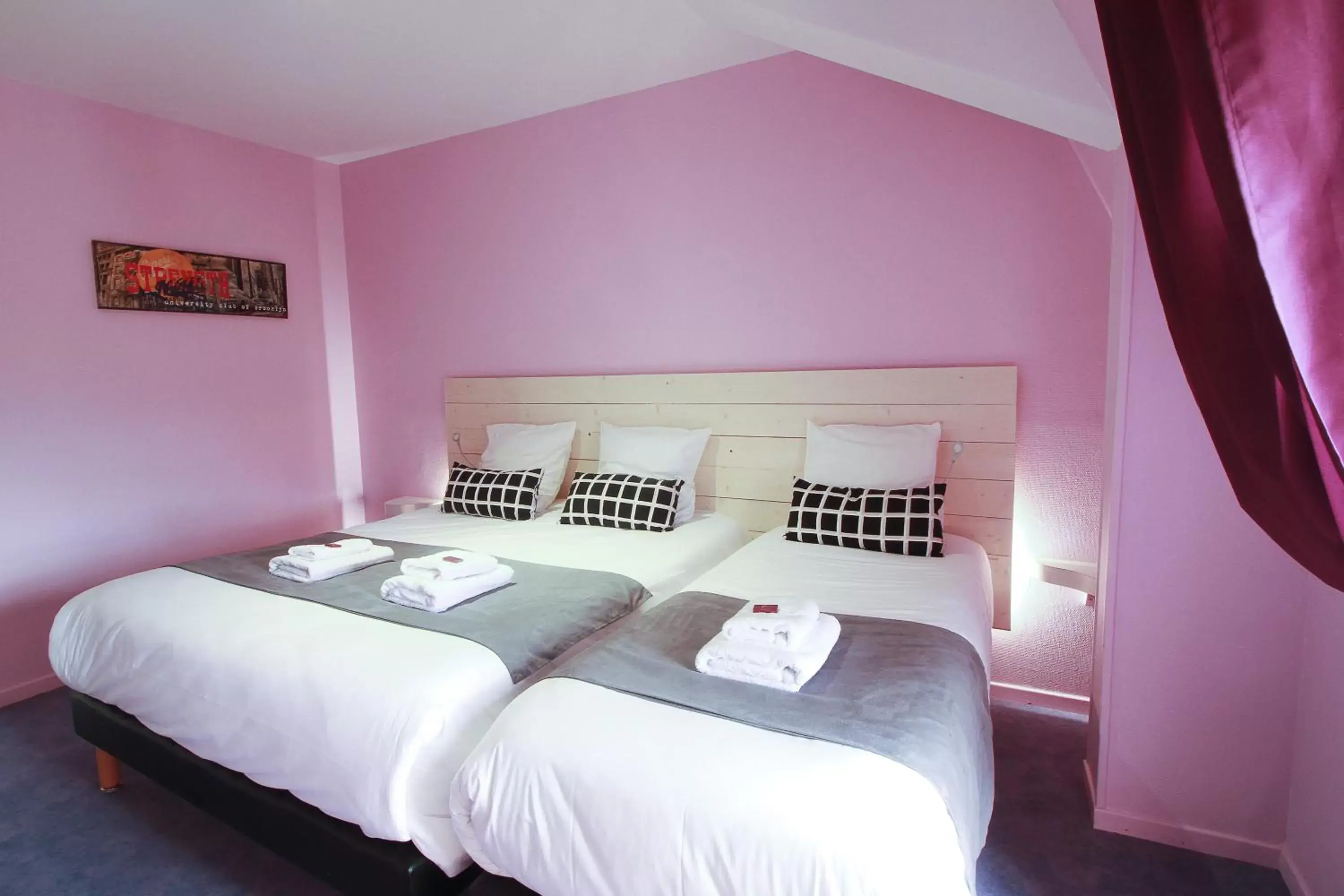 Photo of the whole room, Bed in Hôtel La Couronne