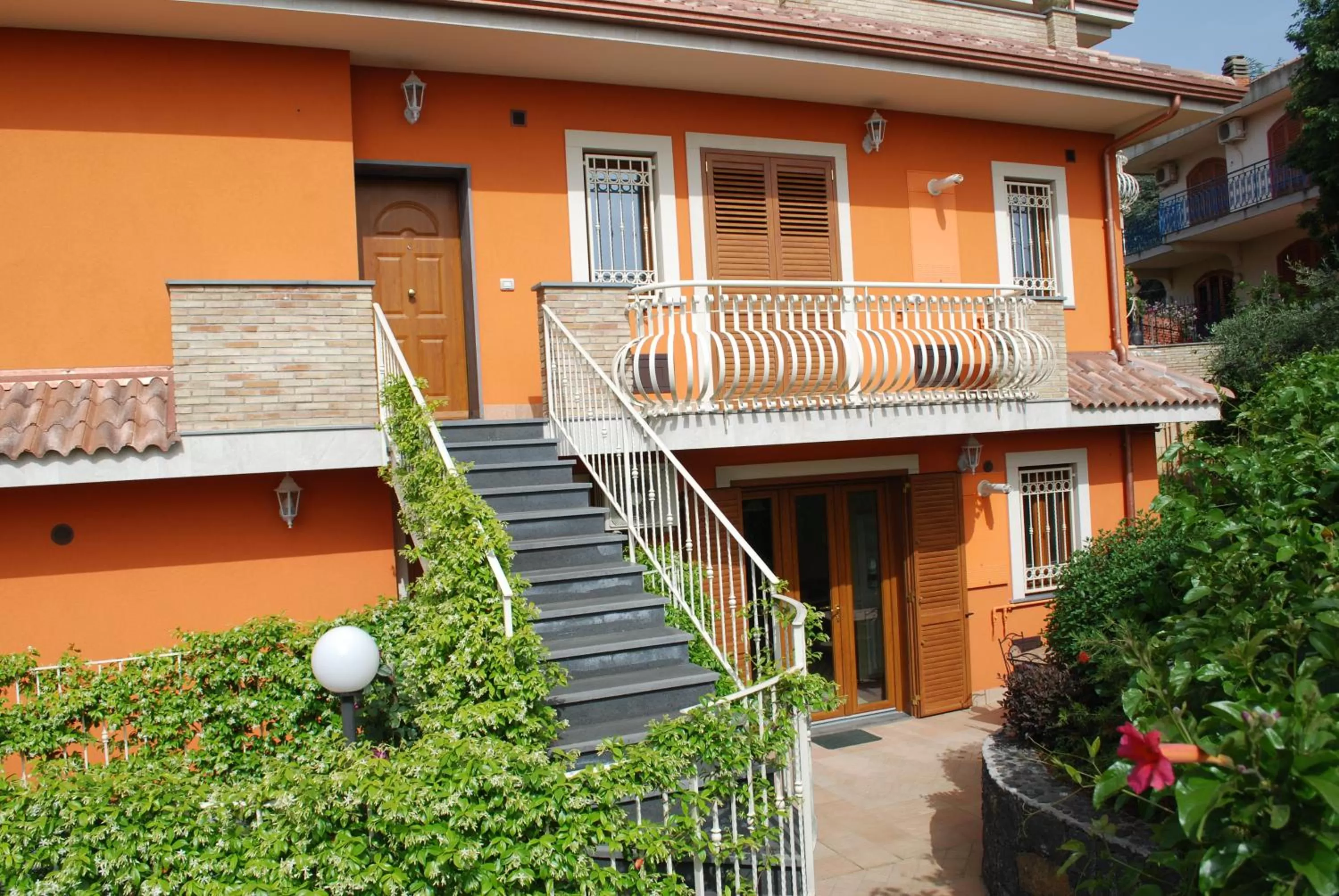 Facade/entrance in Etna Royal View