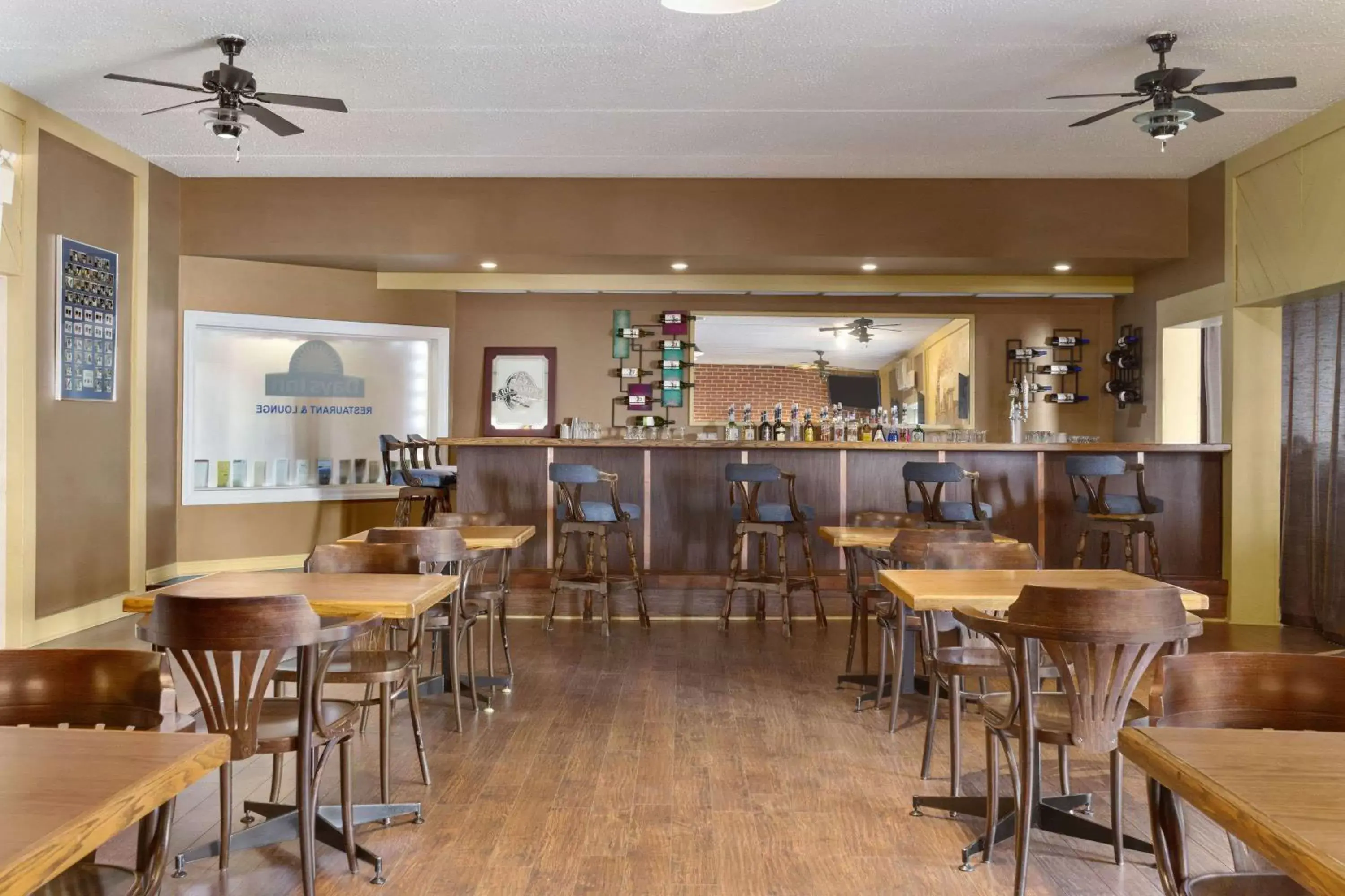 Restaurant/places to eat, Lounge/Bar in Days Inn by Wyndham Bridgewater Conference Center