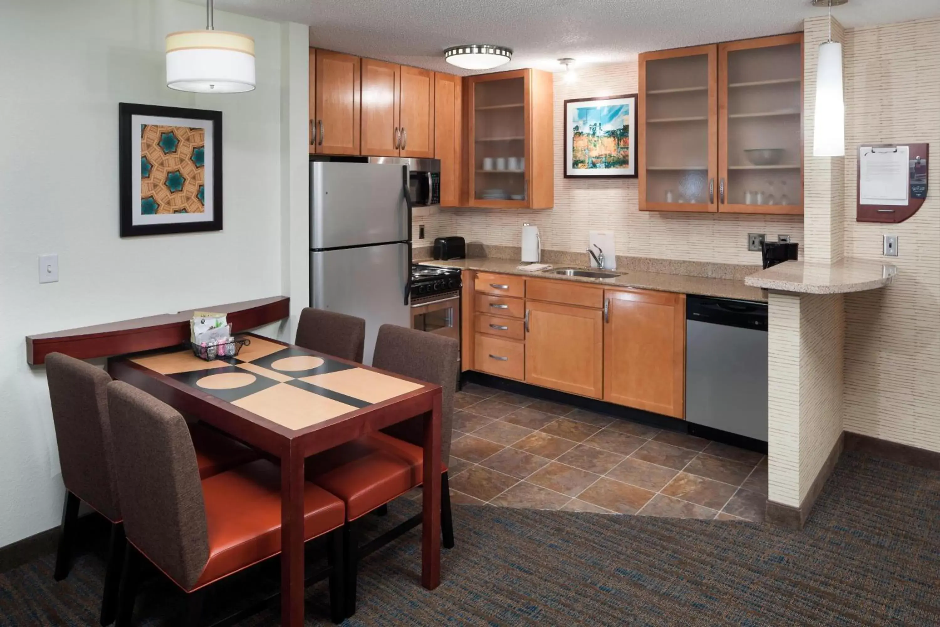 Bedroom, Kitchen/Kitchenette in Residence Inn by Marriott Hattiesburg