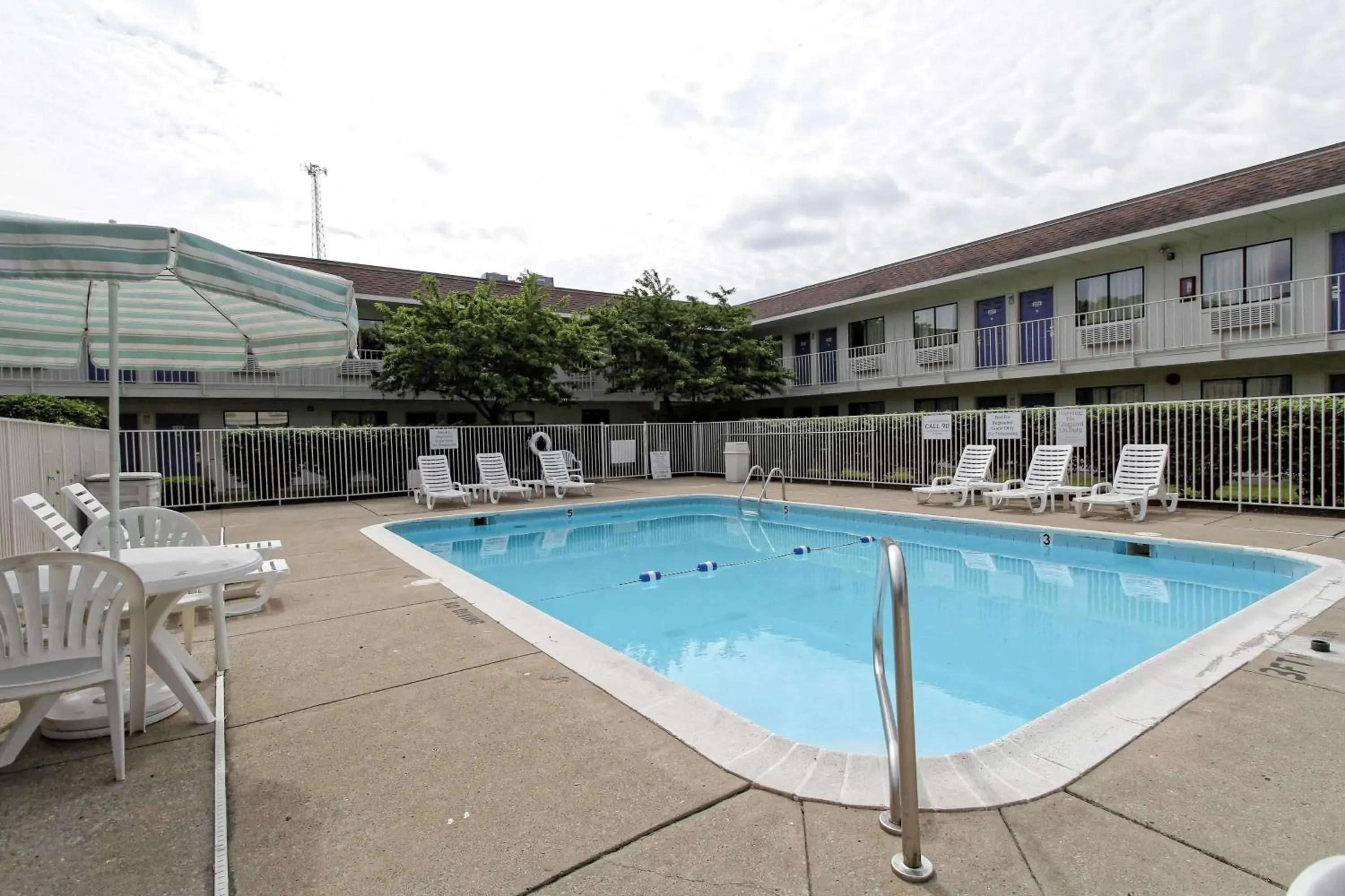 Day, Property Building in Motel 6-Amherst, OH - Cleveland West - Lorain