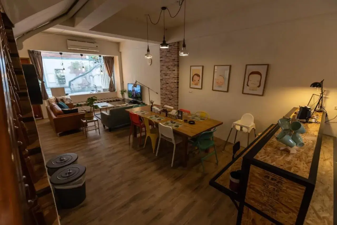 Restaurant/Places to Eat in Cozy House Hostel