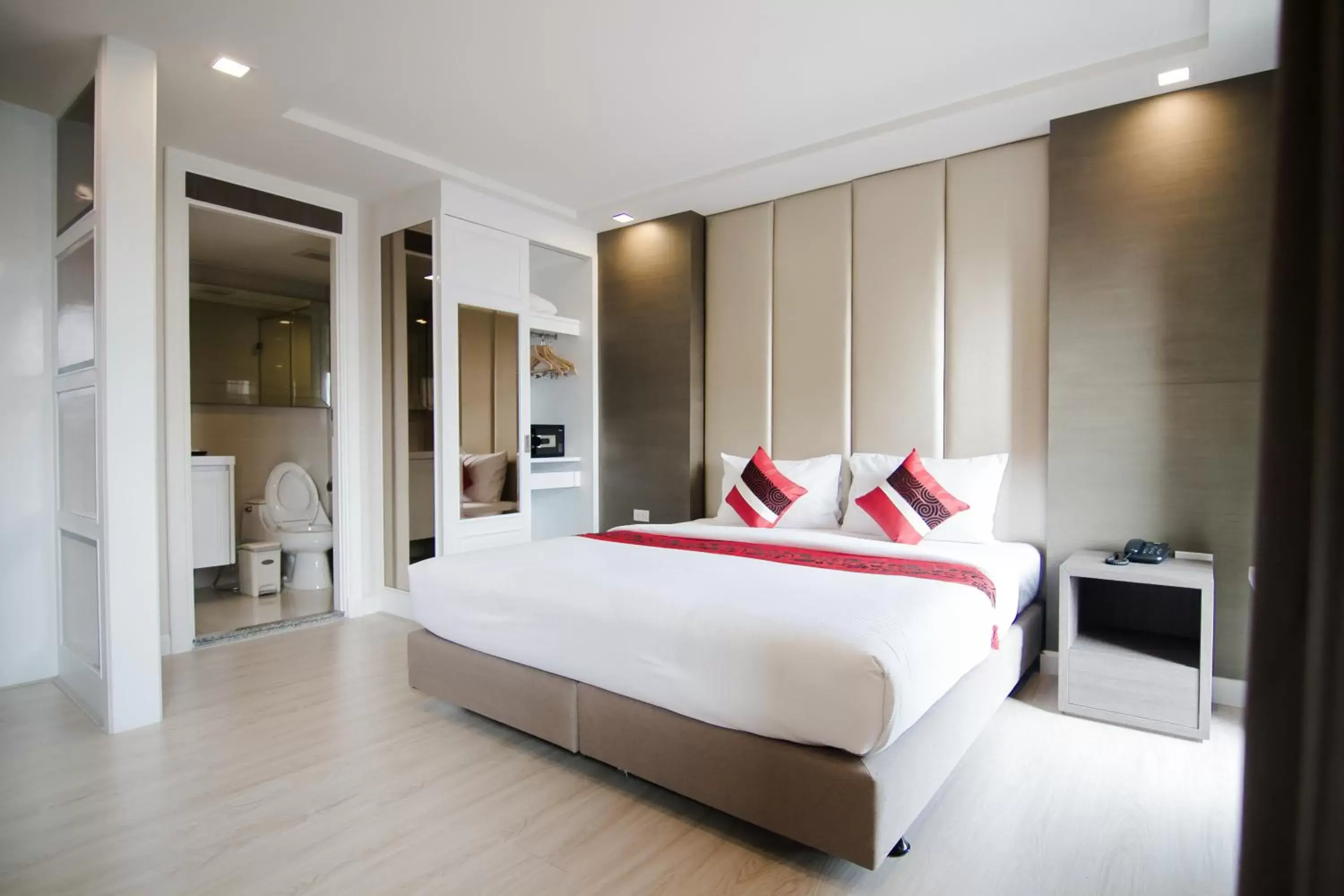Photo of the whole room, Bed in Hope Land Hotel Sukhumvit 8