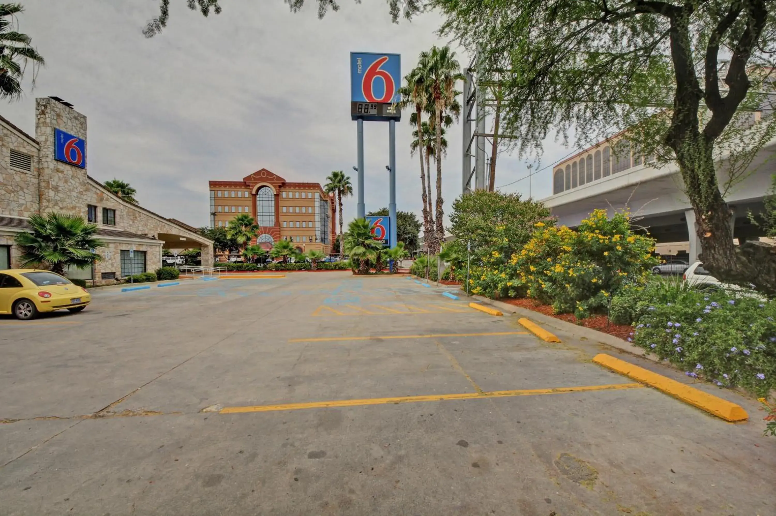 Facade/entrance, Property Building in Motel 6-San Antonio, TX - Downtown - Market Square
