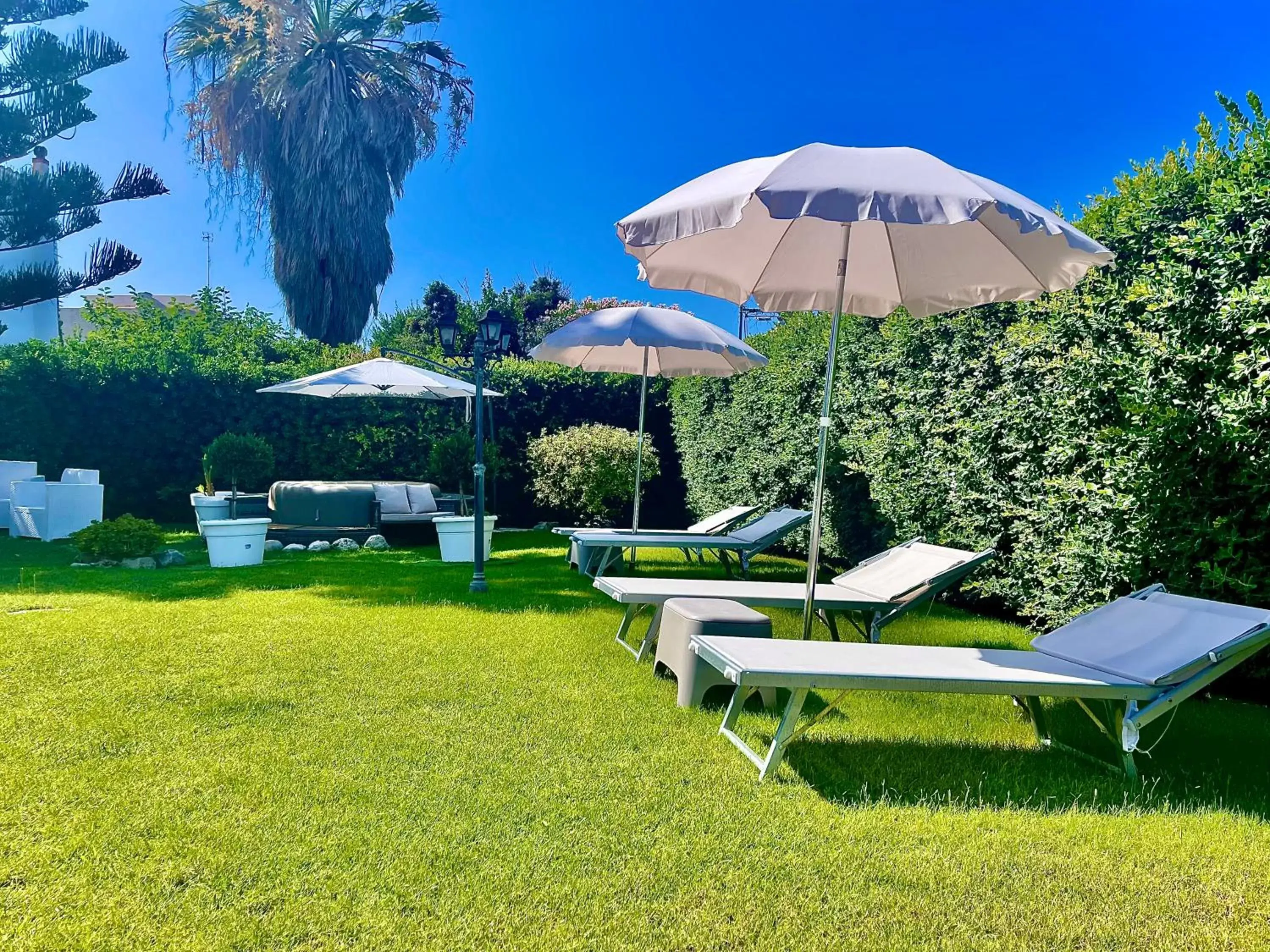 sunbed, Garden in Villa Pignatelli