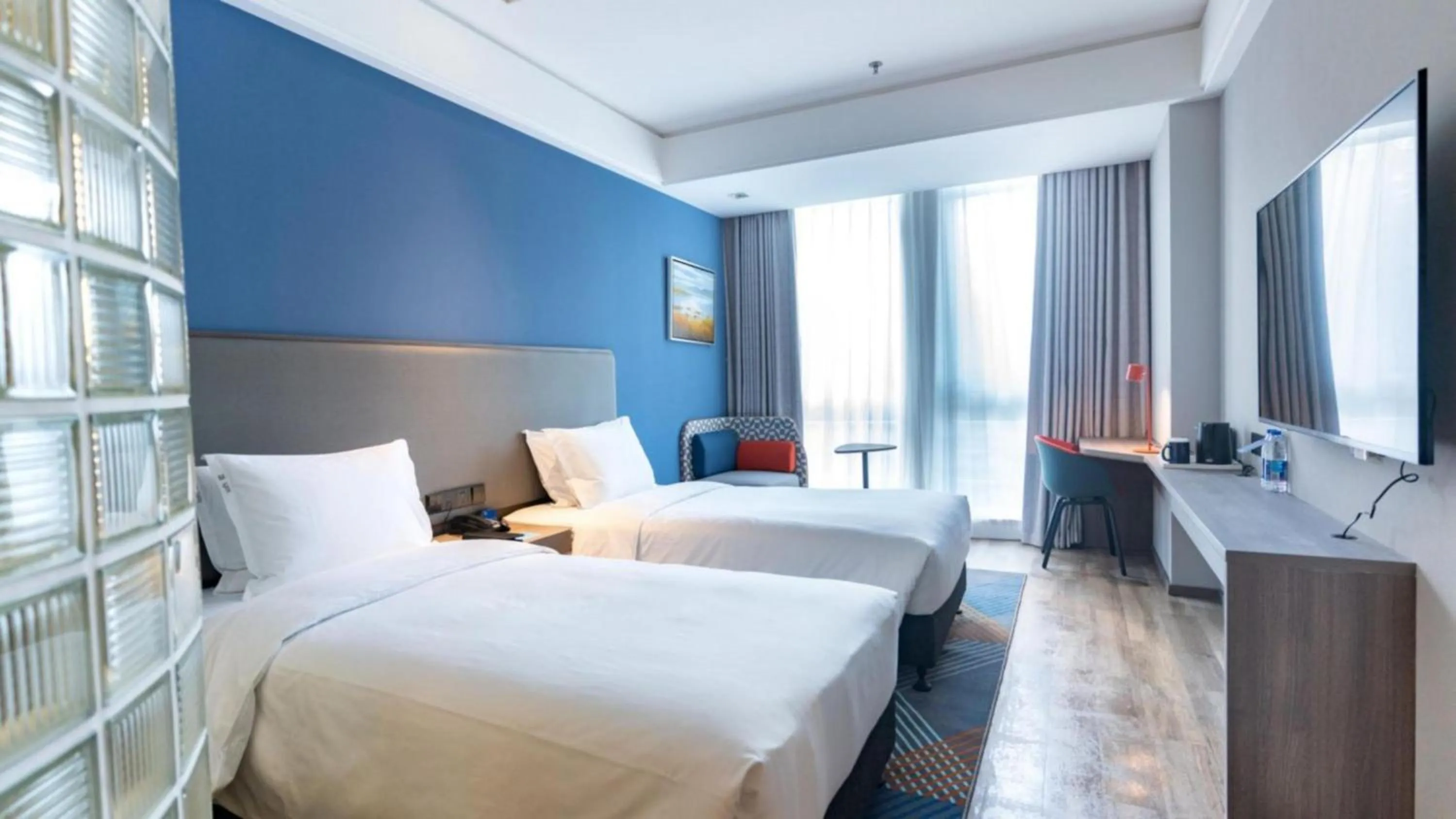 Photo of the whole room, Bed in Holiday Inn Express Nantong Xinghu by IHG