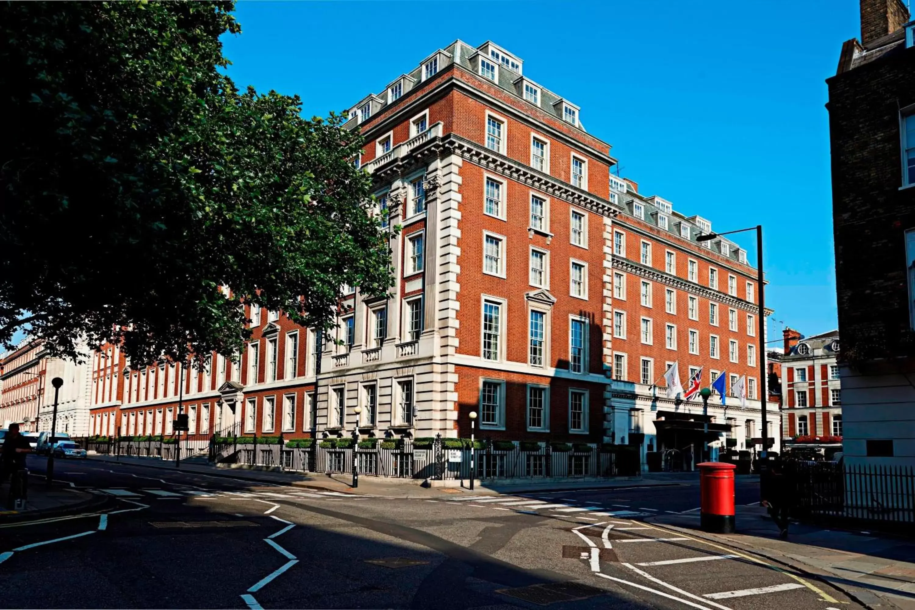 Property building in London Marriott Hotel Grosvenor Square