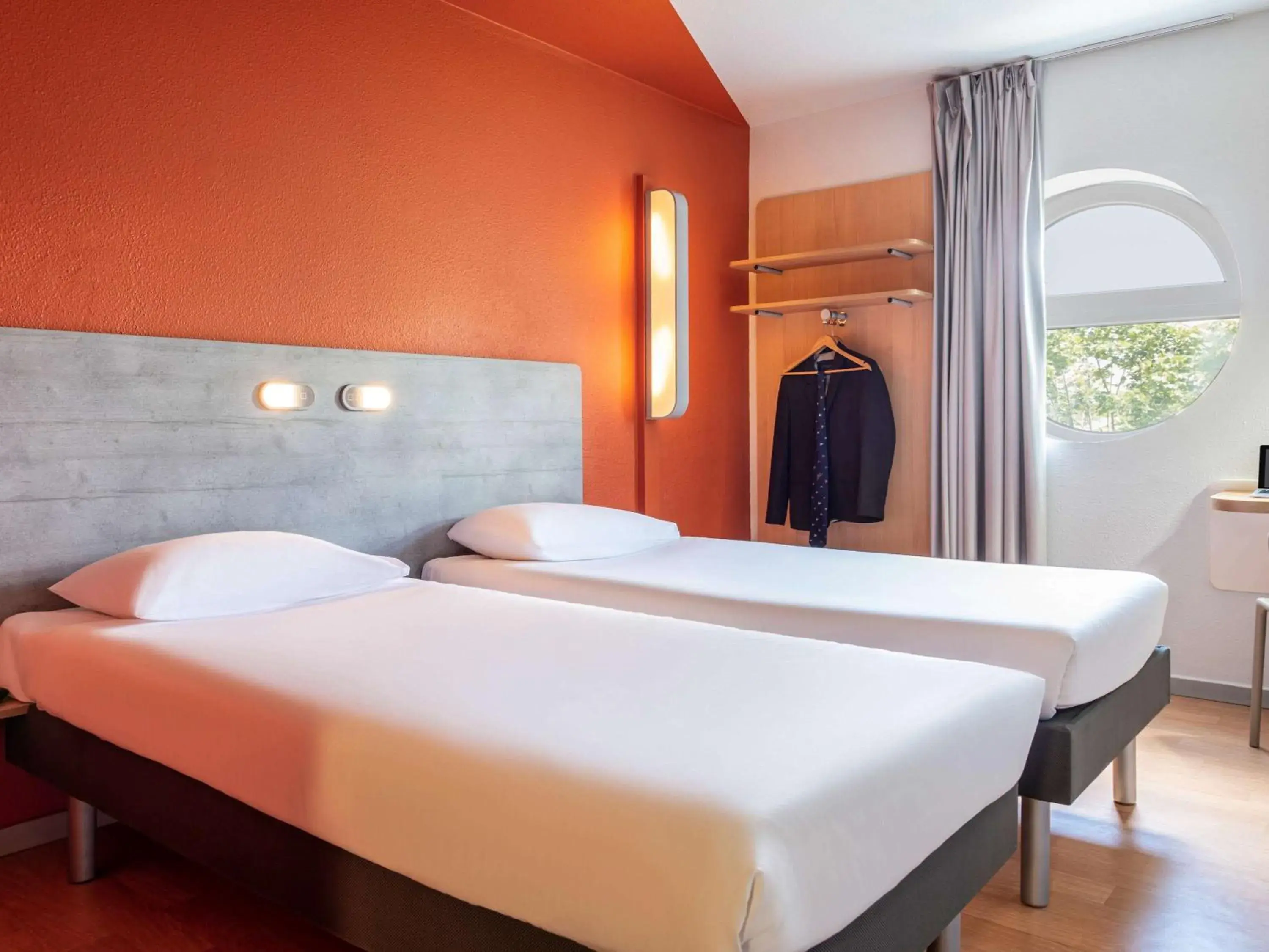 Twin Room in ibis budget Grigny Centre