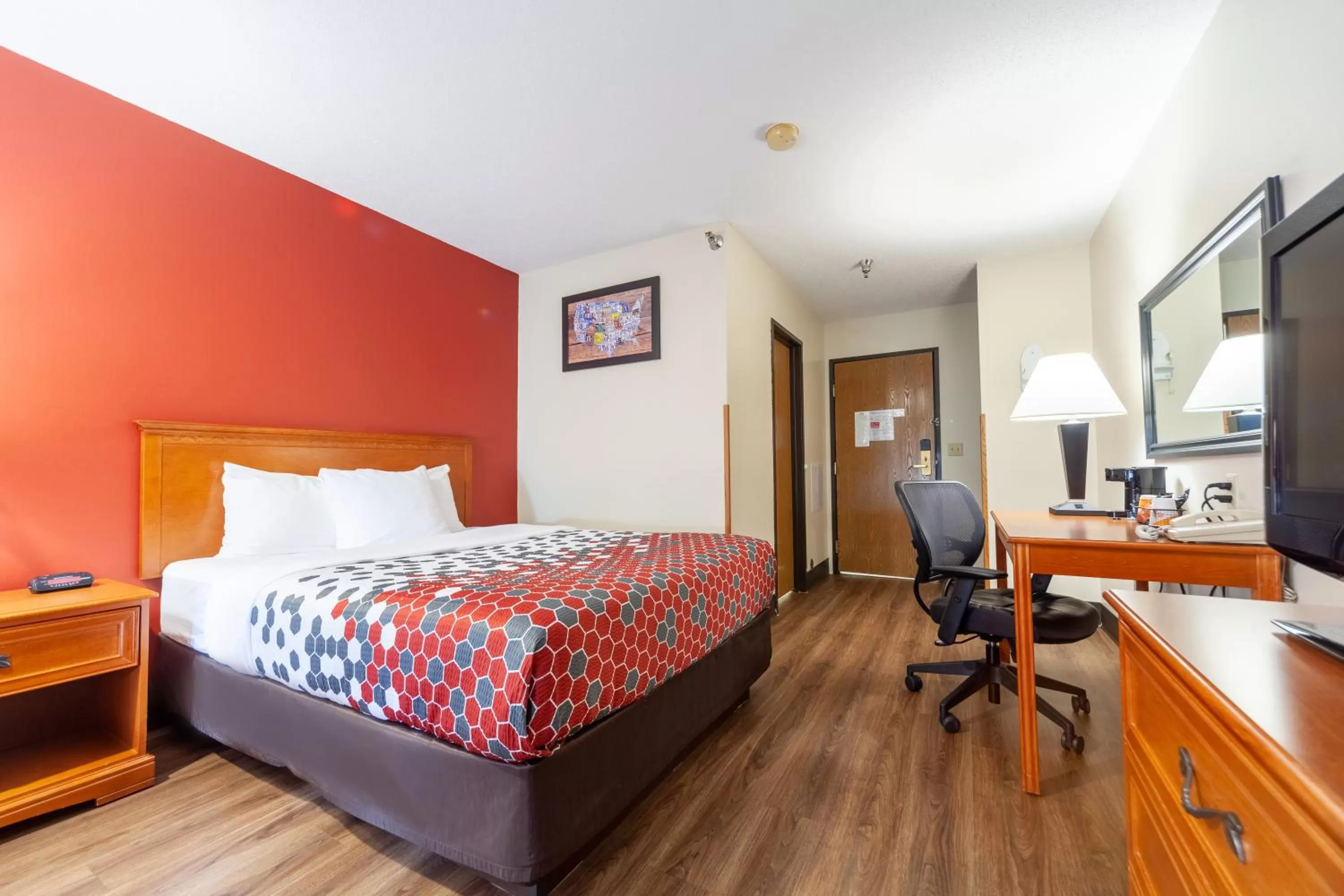 Bedroom, Bed in Econo Lodge