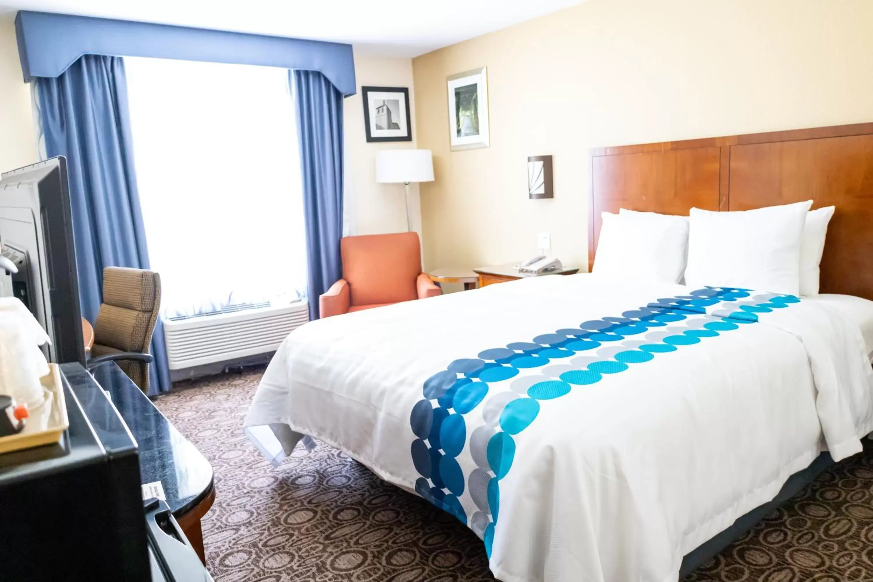 Photo of the whole room, Bed in Days Inn by Wyndham College Park Atlanta Airport South