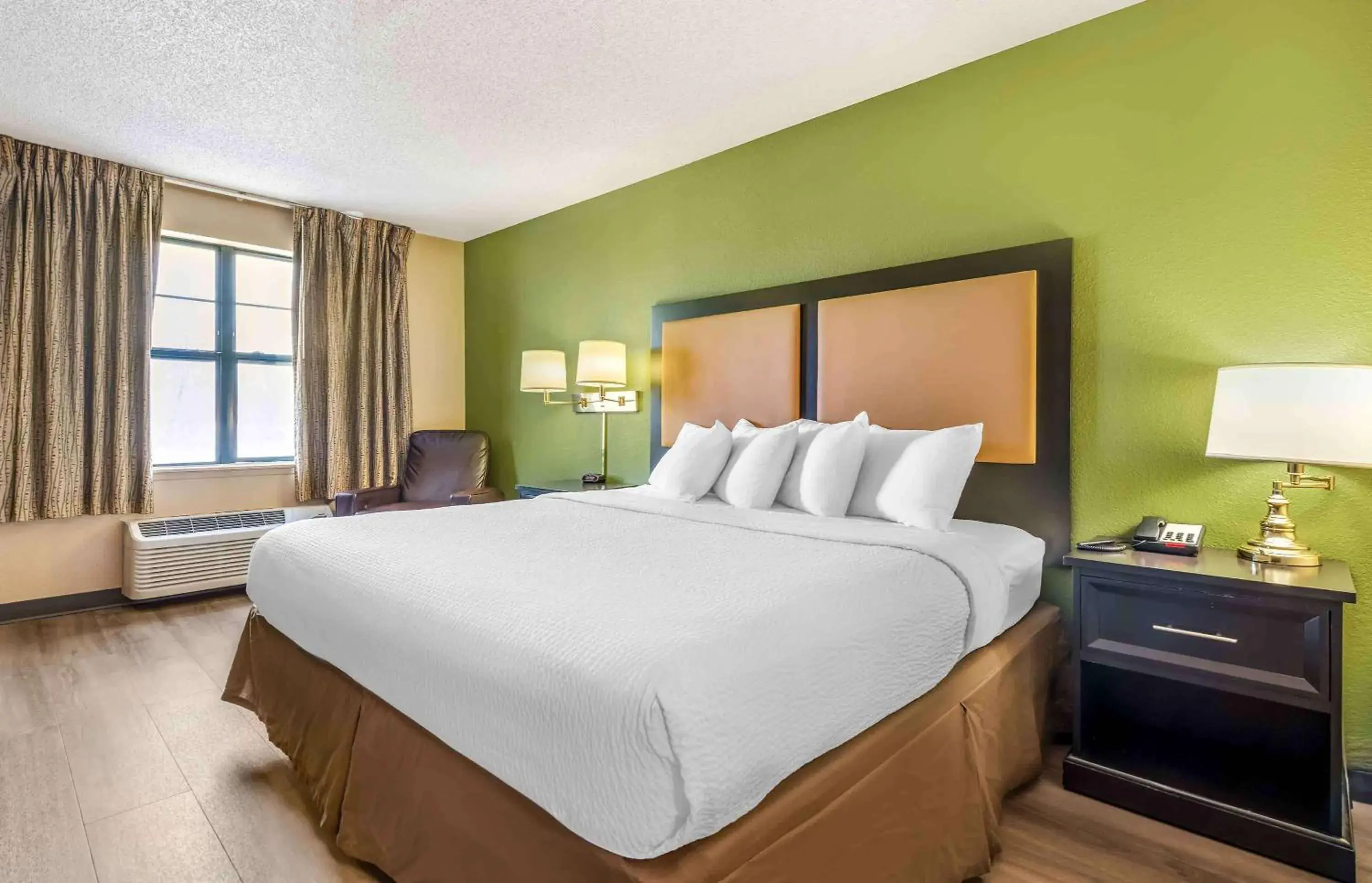 Bedroom, Bed in Extended Stay America Suites - Minneapolis - Maple Grove