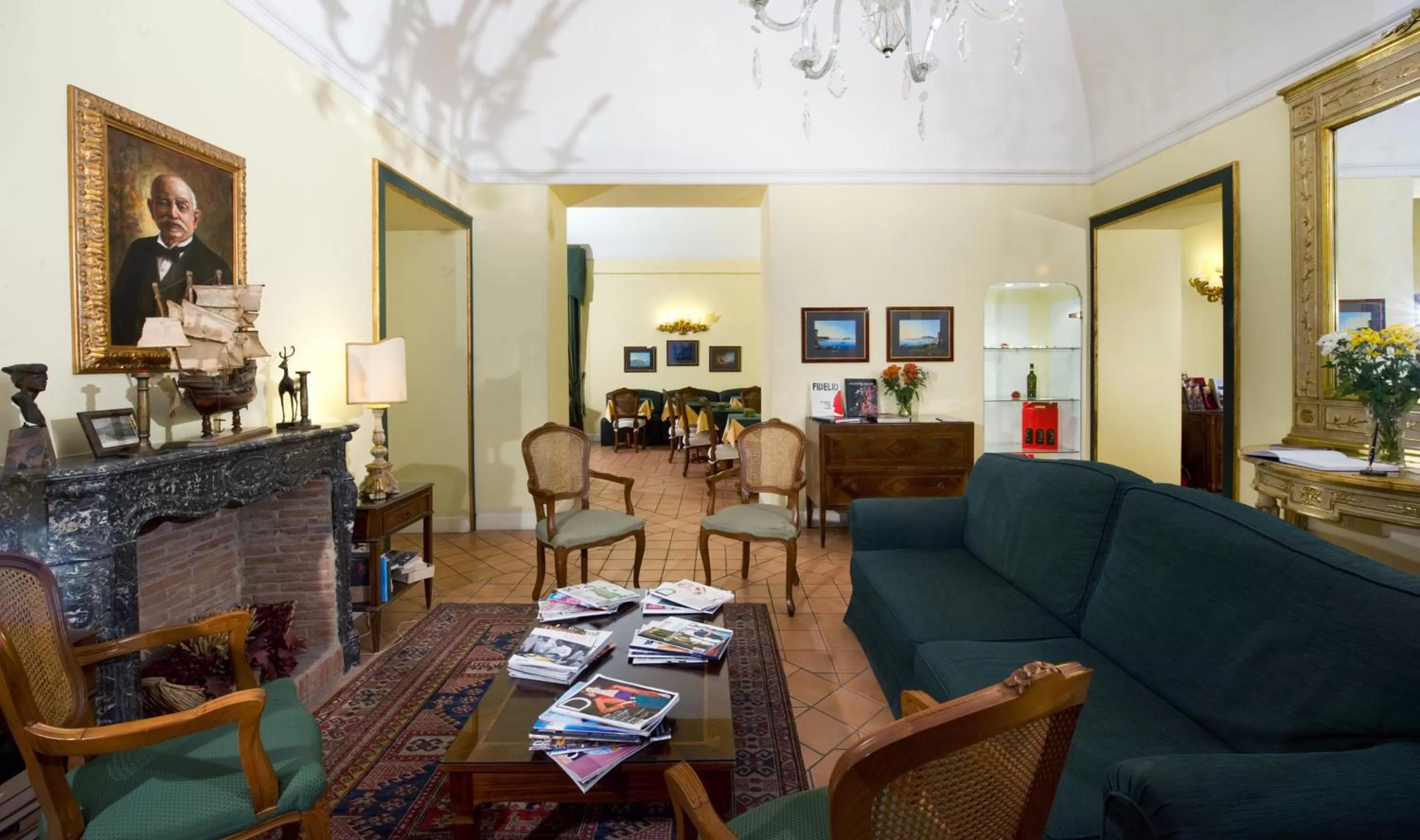 Communal lounge/ TV room in Chiaja Hotel de Charme