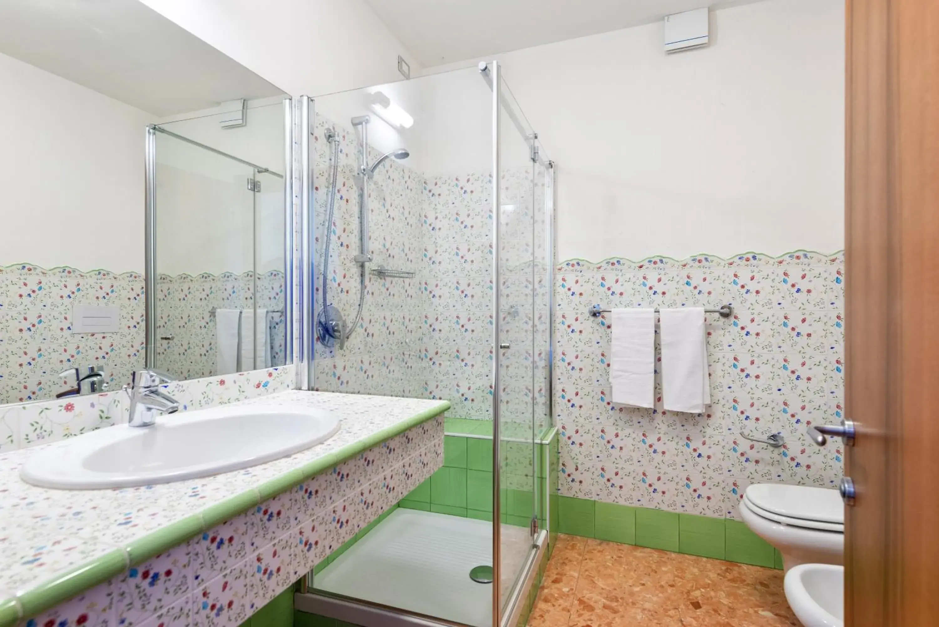 Shower, Bathroom in Hotel Internazionale