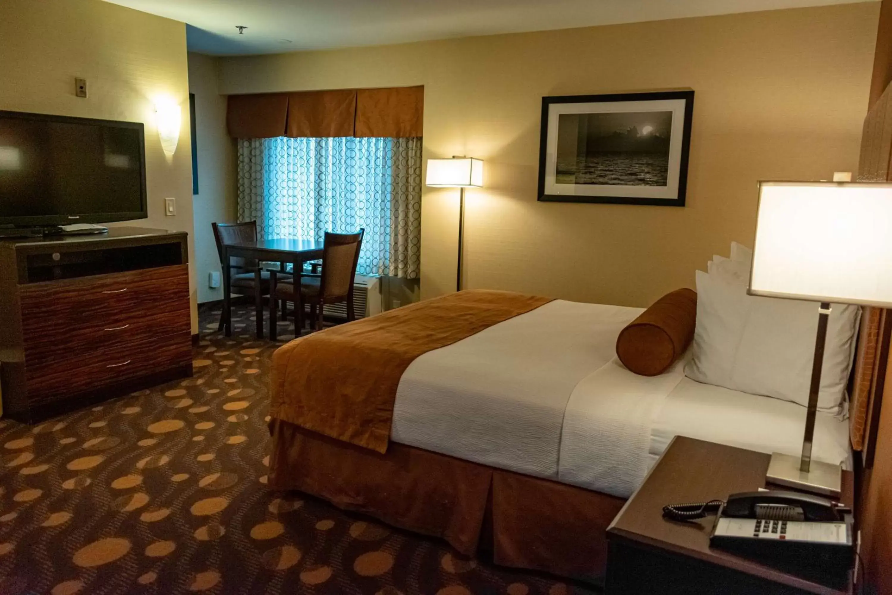 Photo of the whole room, Bed in Best Western Plus Suites Hotel Coronado Island