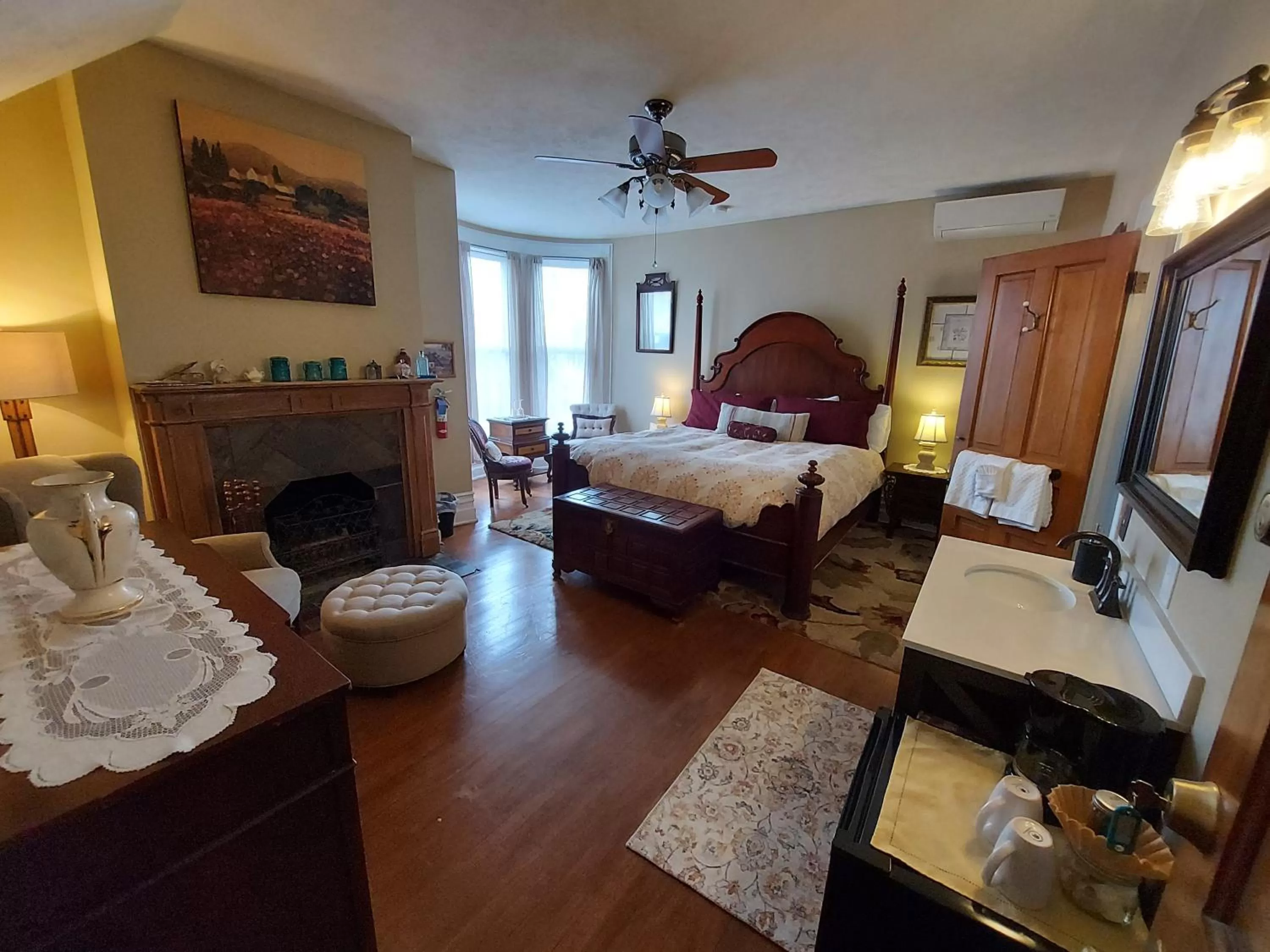 Bedroom, Bed in The Fresh Coast Inn at Ludington