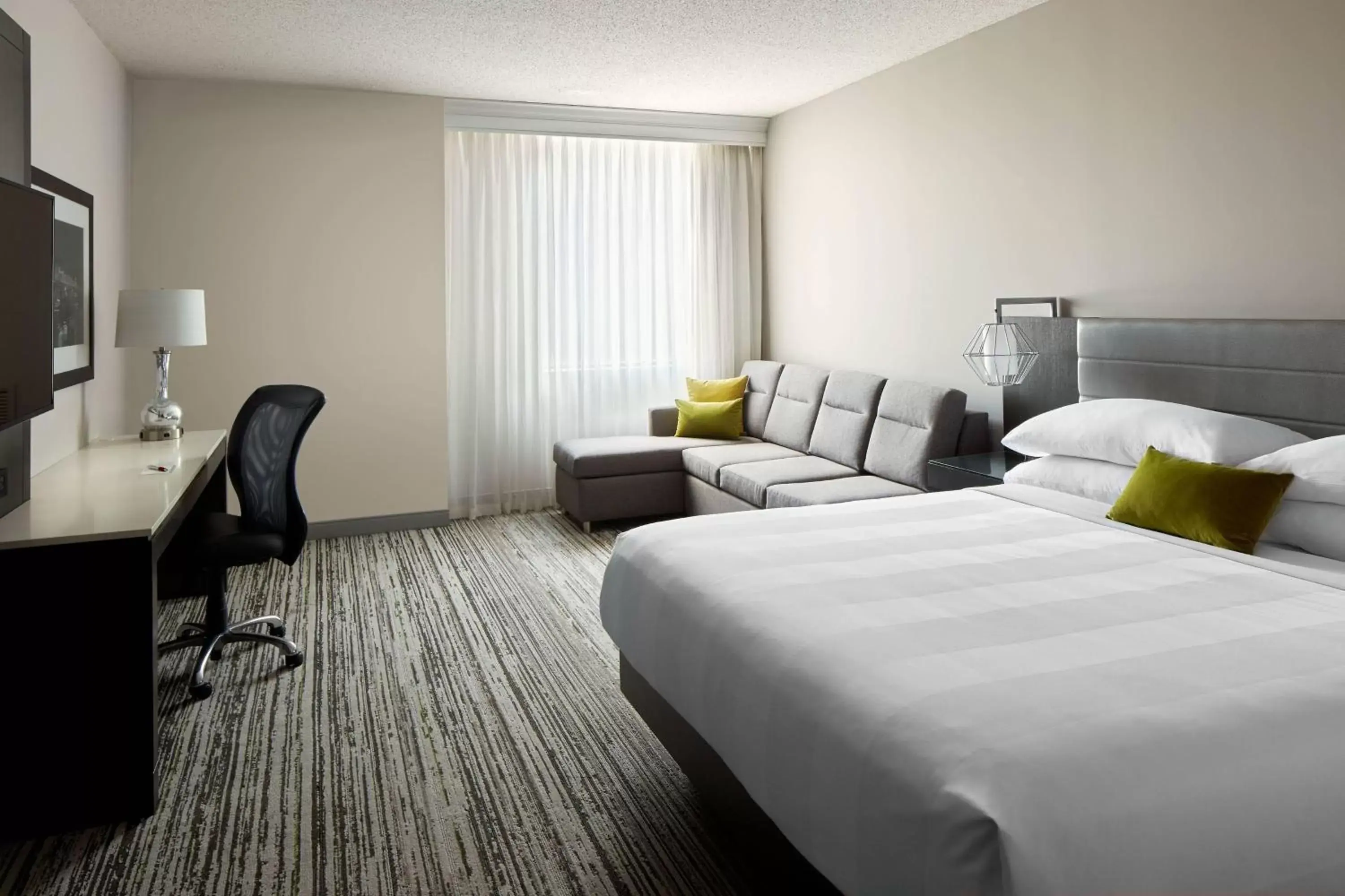 Photo of the whole room, Bed in Marriott Cincinnati Northeast